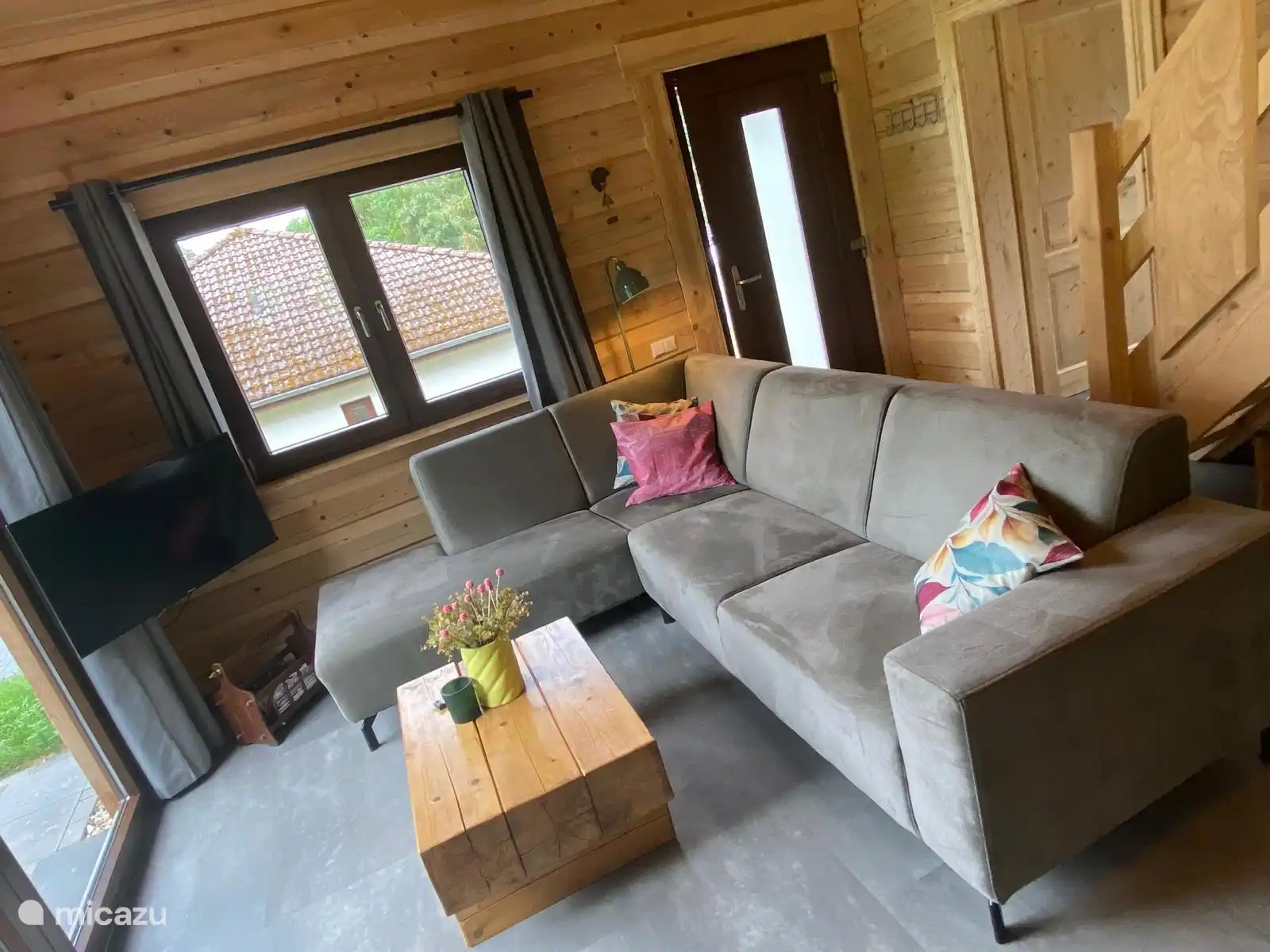 living room sitting area, with NL channels on the TV