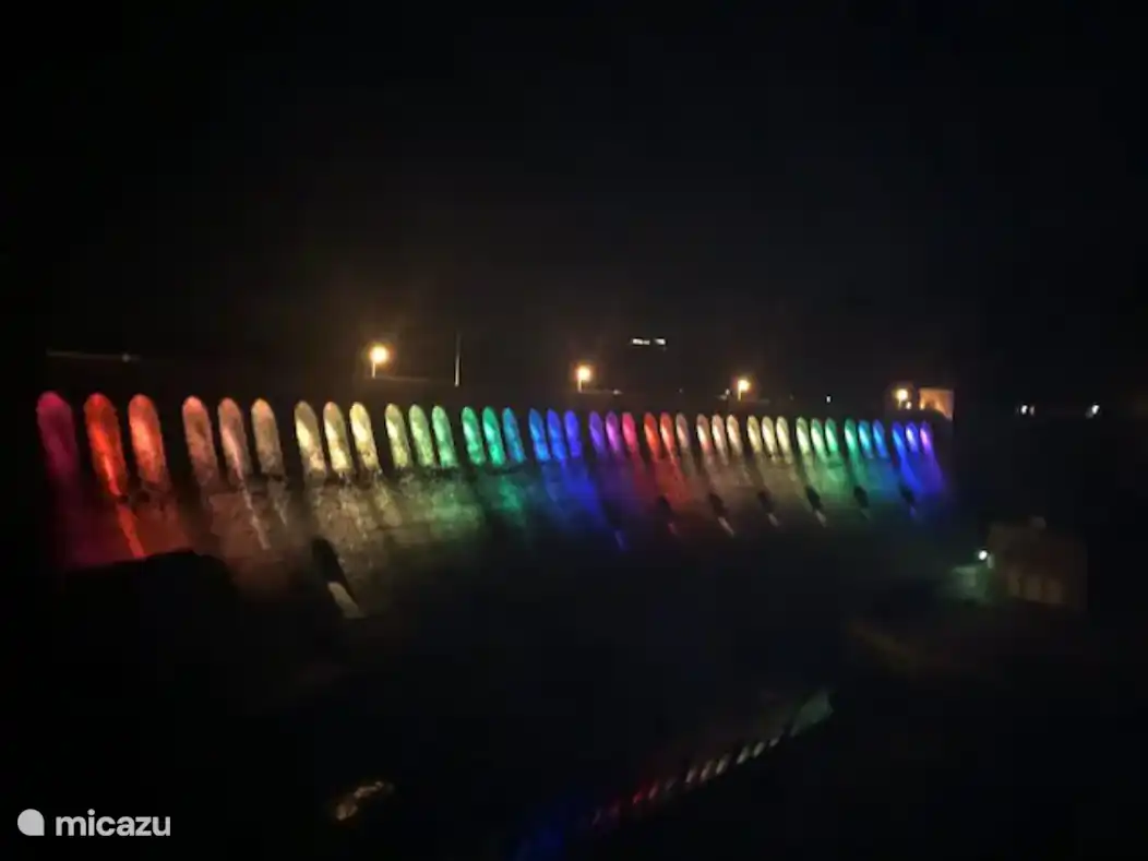 Spermauer illuminates, weir lake