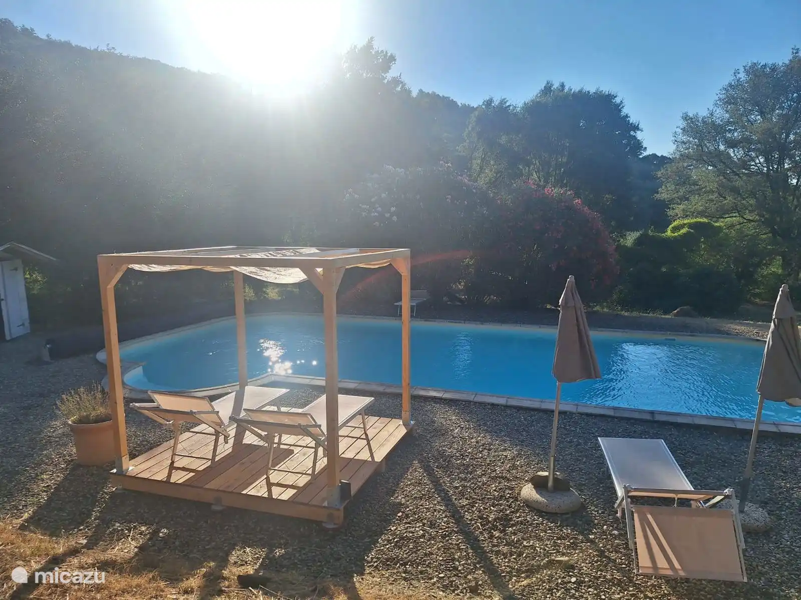 zwembad met pergola