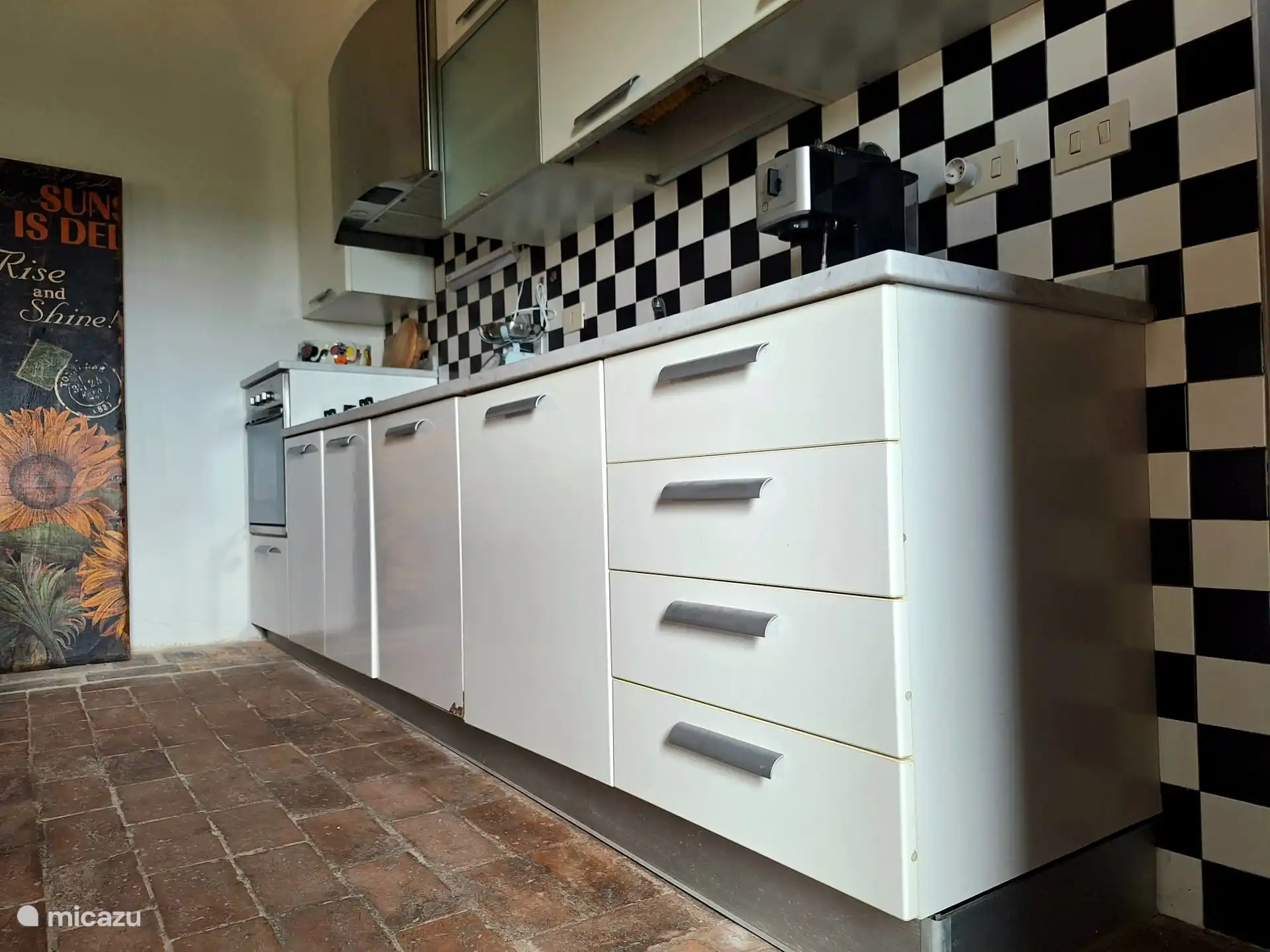 keuken, met gaskookplaats, oven, vaatwasser en koelkast. Pannen en overig keukengerei zijn aanwezig.