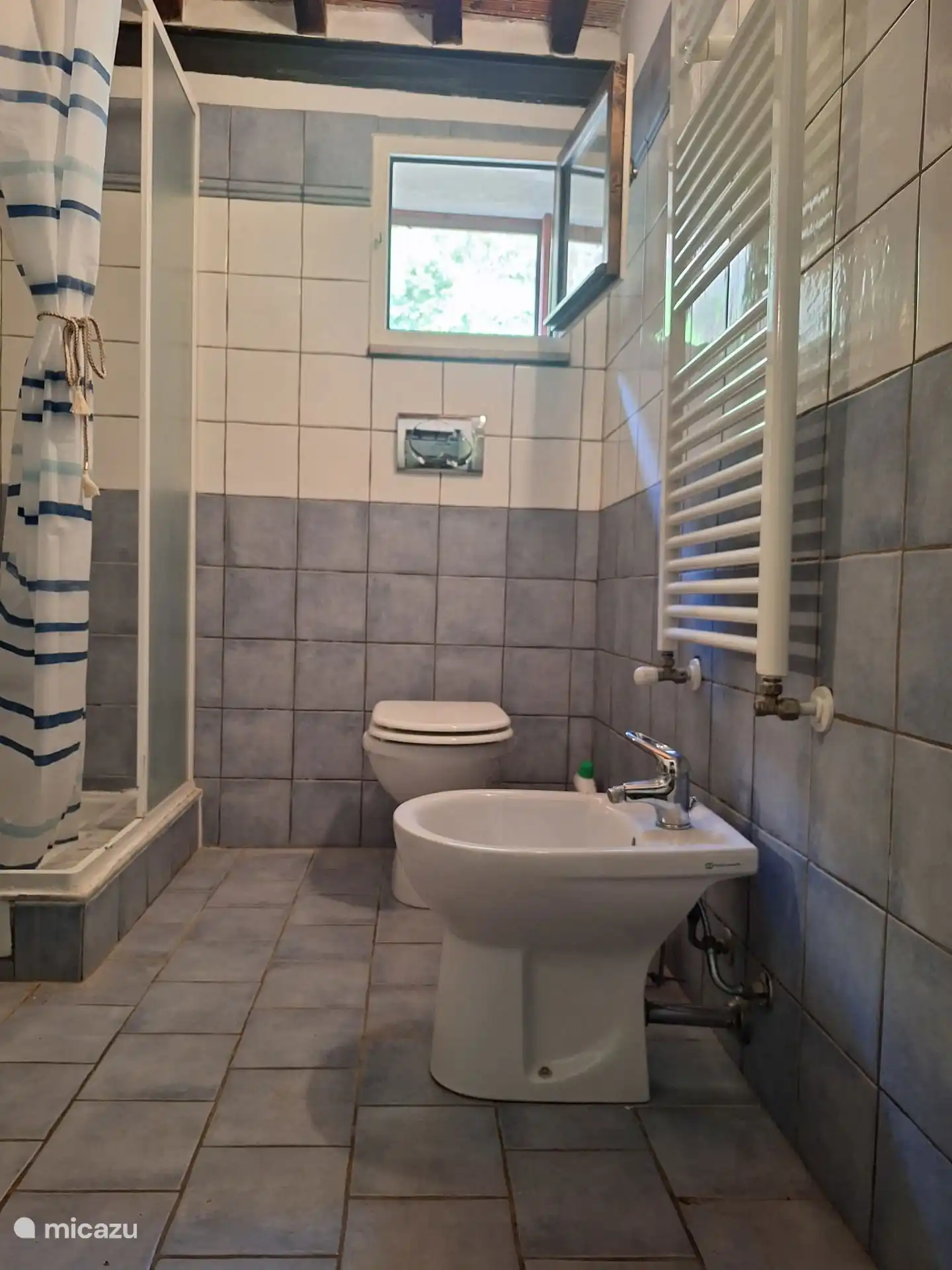 badkamer, met douche, wastafel, toilet en bidet.