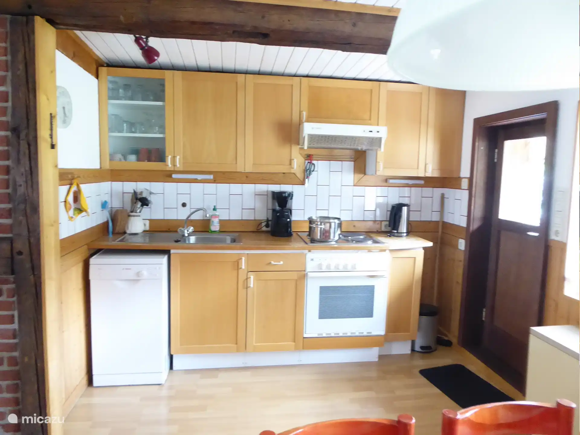 Kitchenette met vaatwasser, oven, fornuis / deur naar het terras 