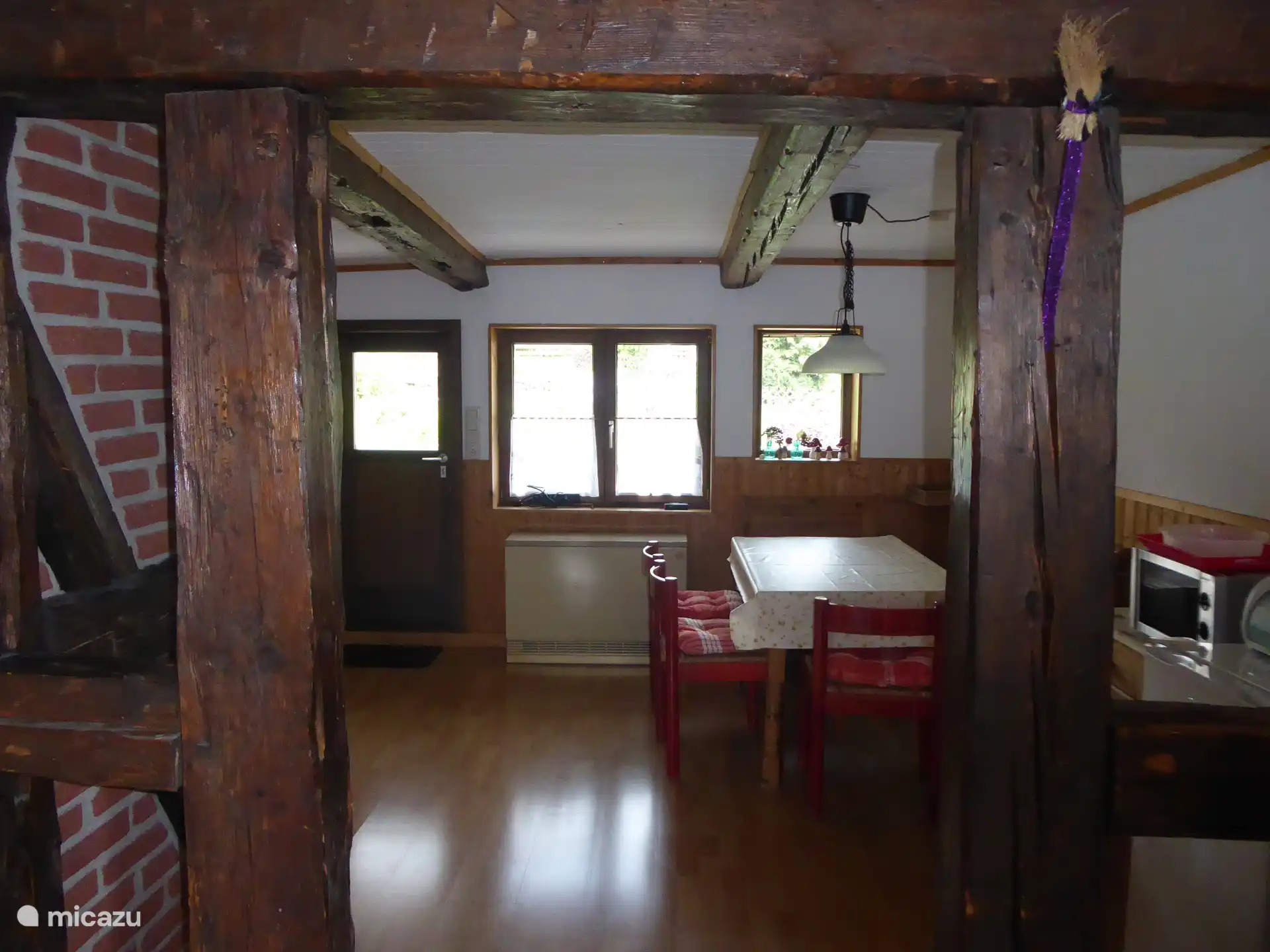 Uitzicht op de keuken vanuit de woonkamer 
