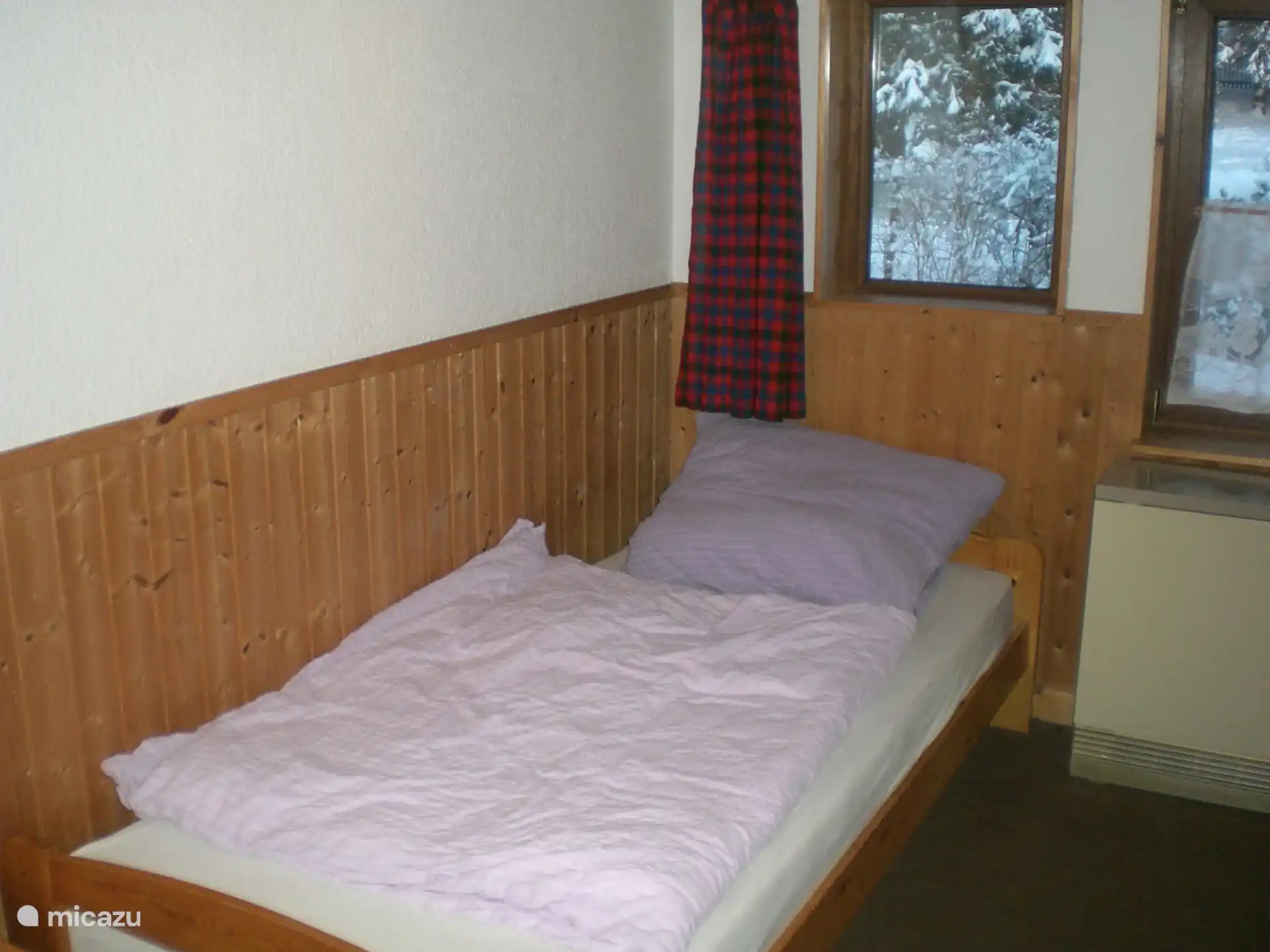Slaapkamer met 2 eenpersoonsbedden en een gastenbed indien nodig