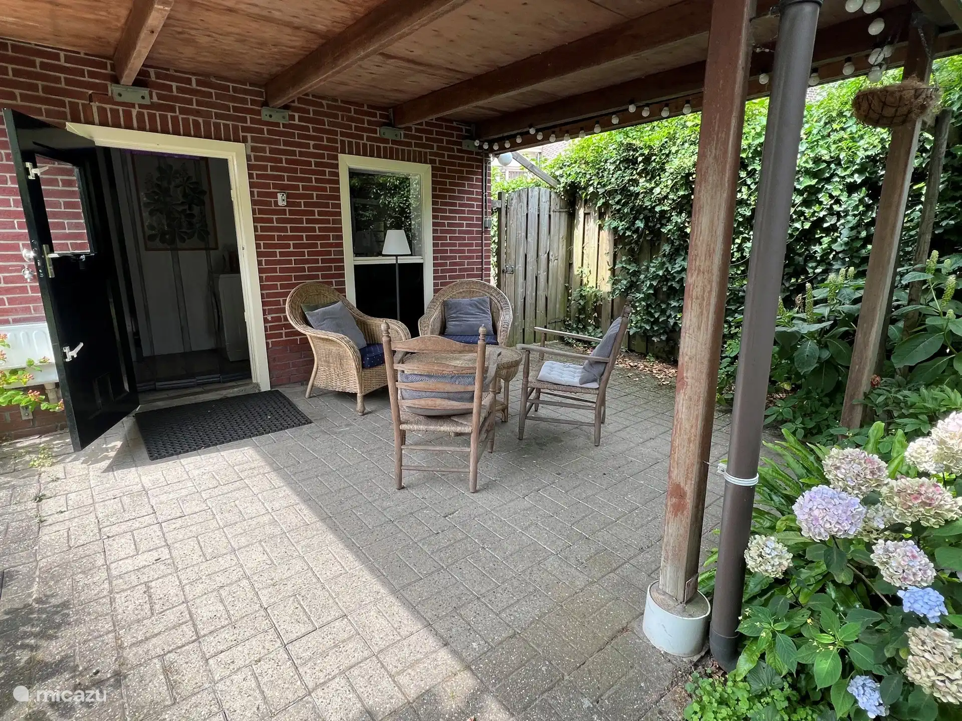 's avonds is het lekker zitten onder de veranda.
