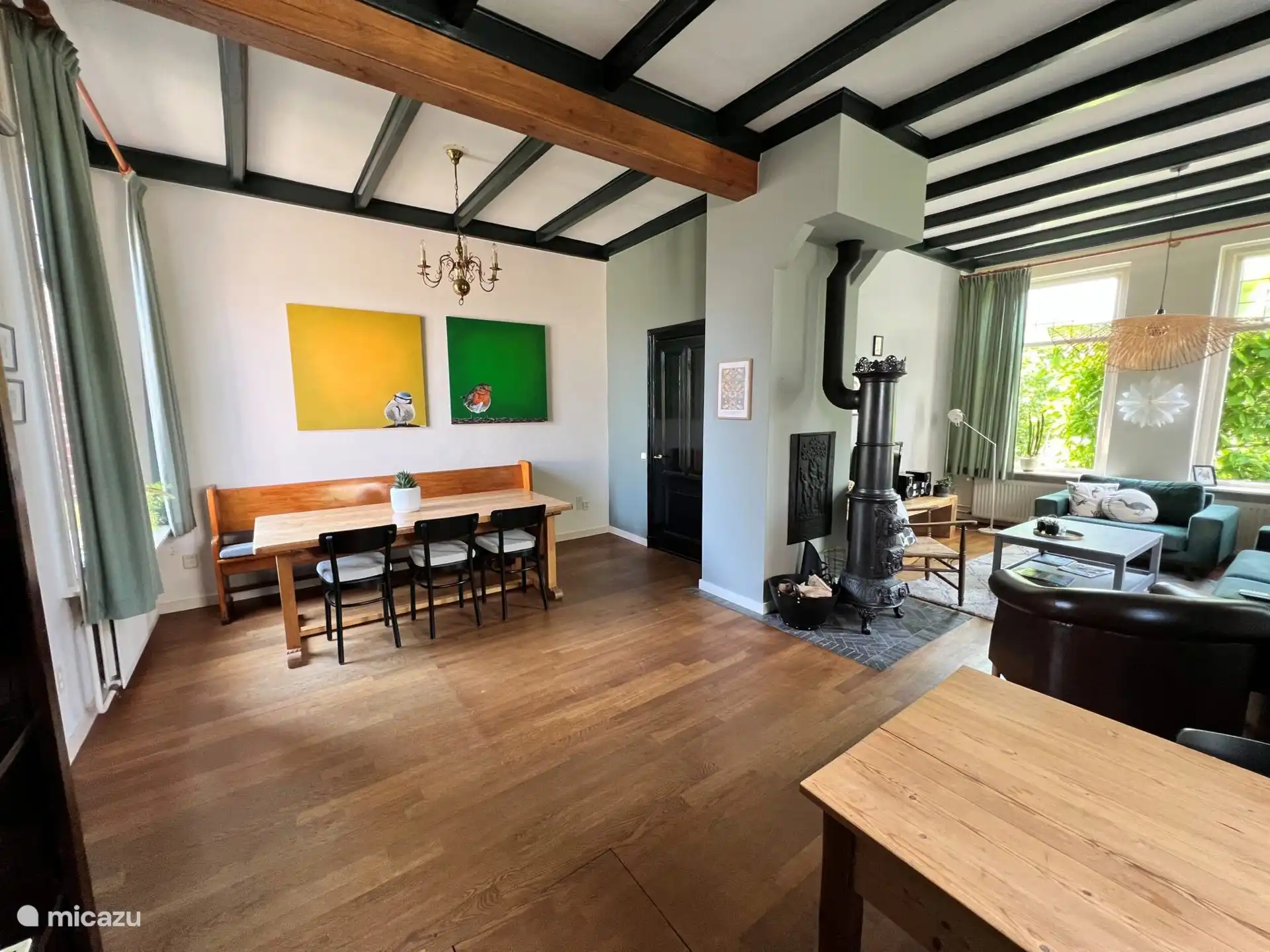 De woonkamer heeft een knusse houtkachel. Hout is gratis beschikbaar.