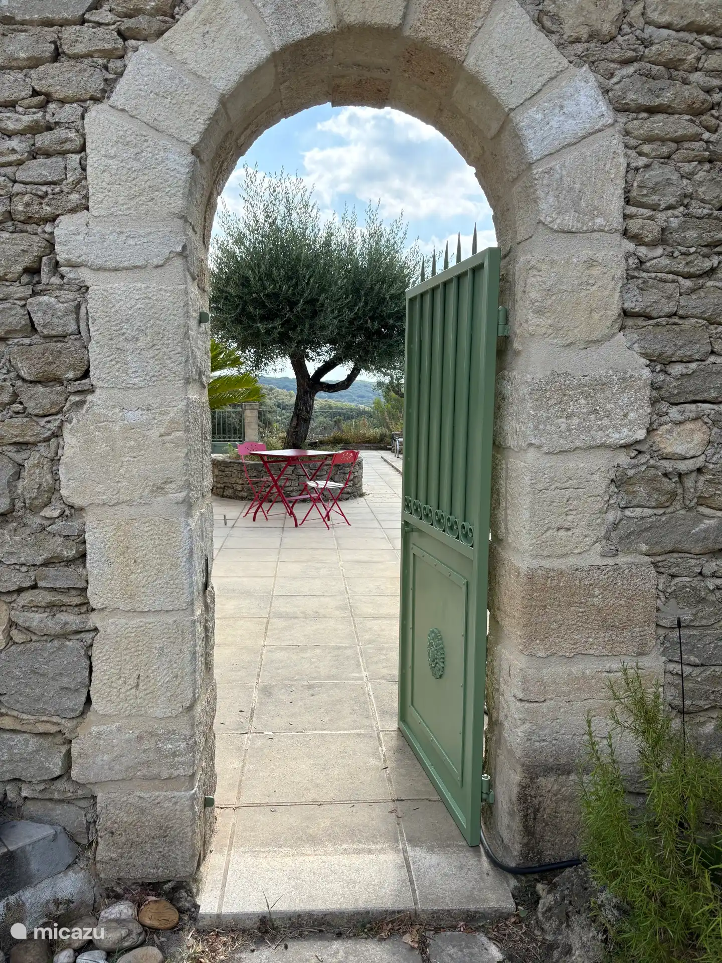 Passage from the garden gate to the pool 