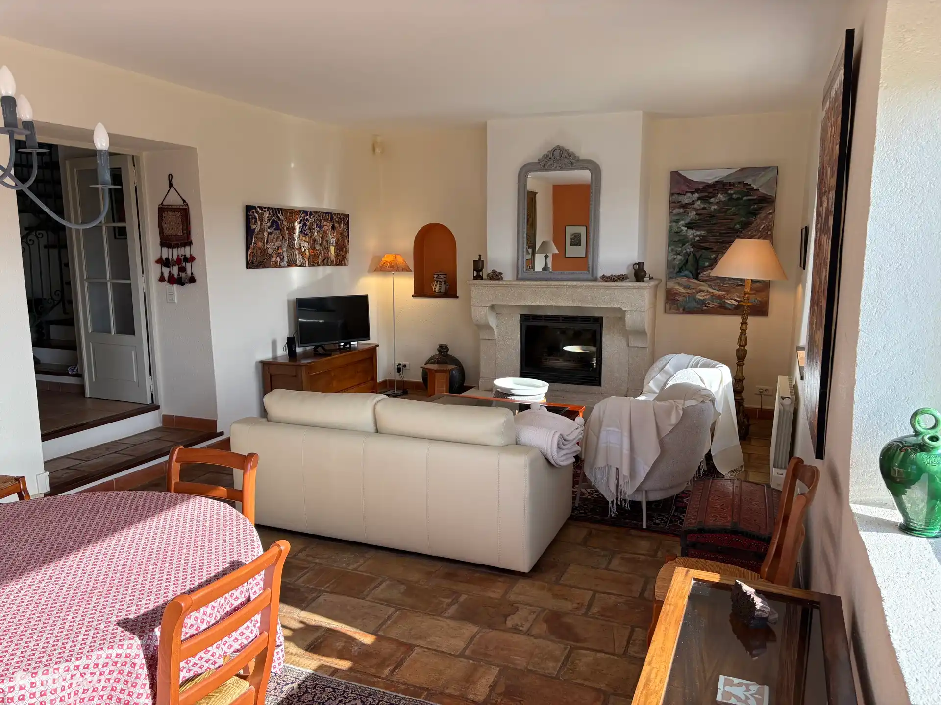 Living room with fireplace 