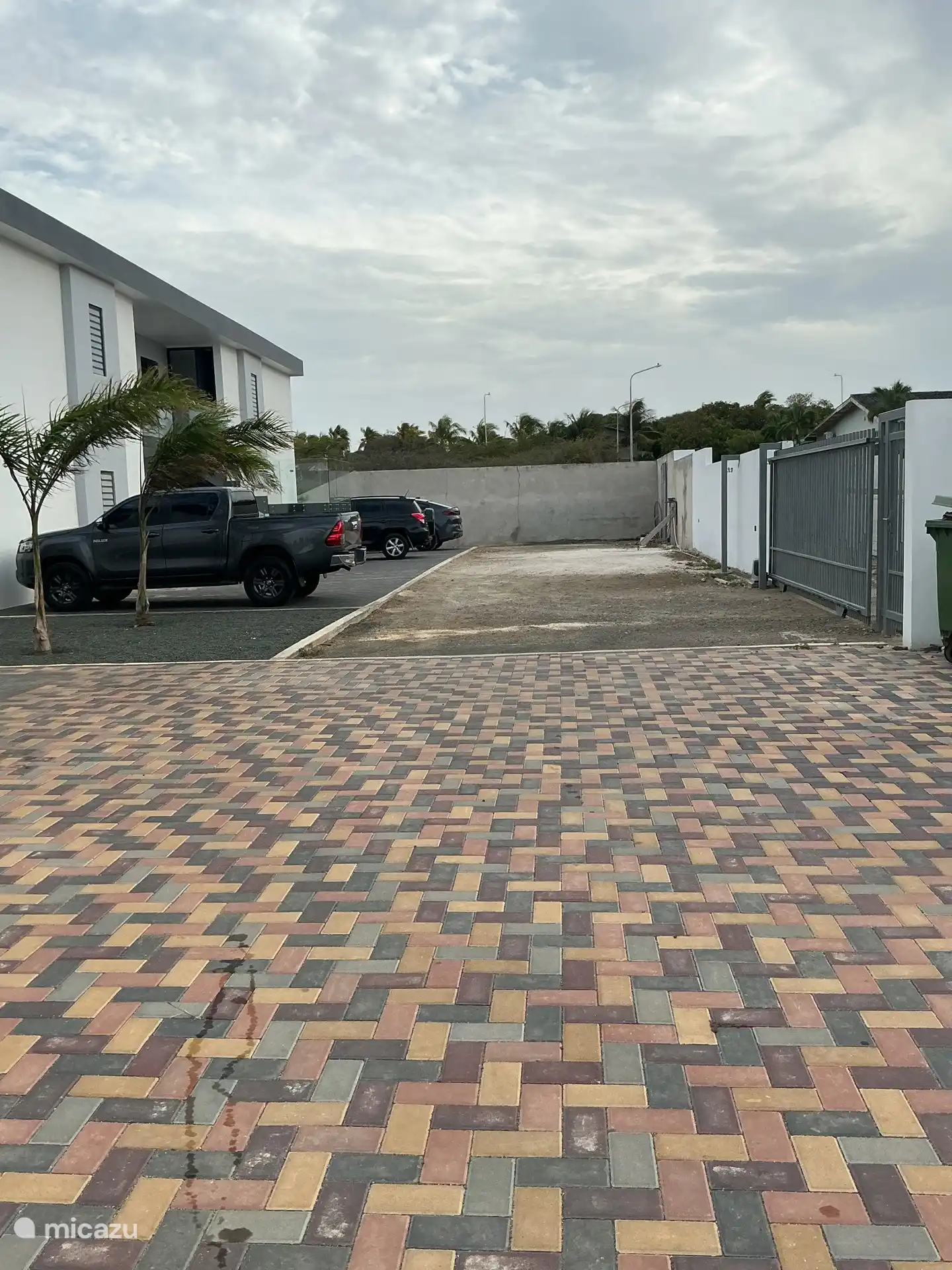 Parkeren binnen de poort vlak voor je deur