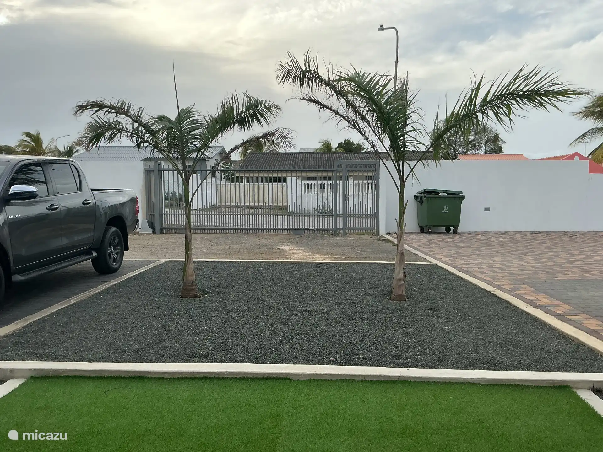 Afgesloten resort. Auto's parkeren binnen de poort op het terrein