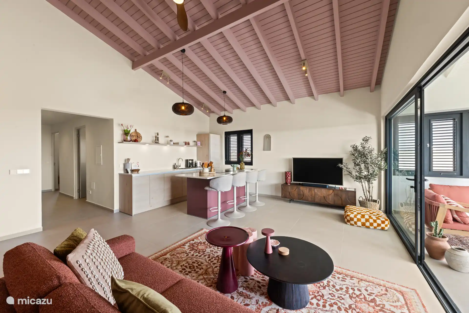 Le salon et la cuisine forment un espace agréable et ouvert. Cuisinez un bon repas ensemble, profitez d’un verre sur l’île ou asseyez-vous dans le coin salon. Le ventilateur de plafond apporte une brise.