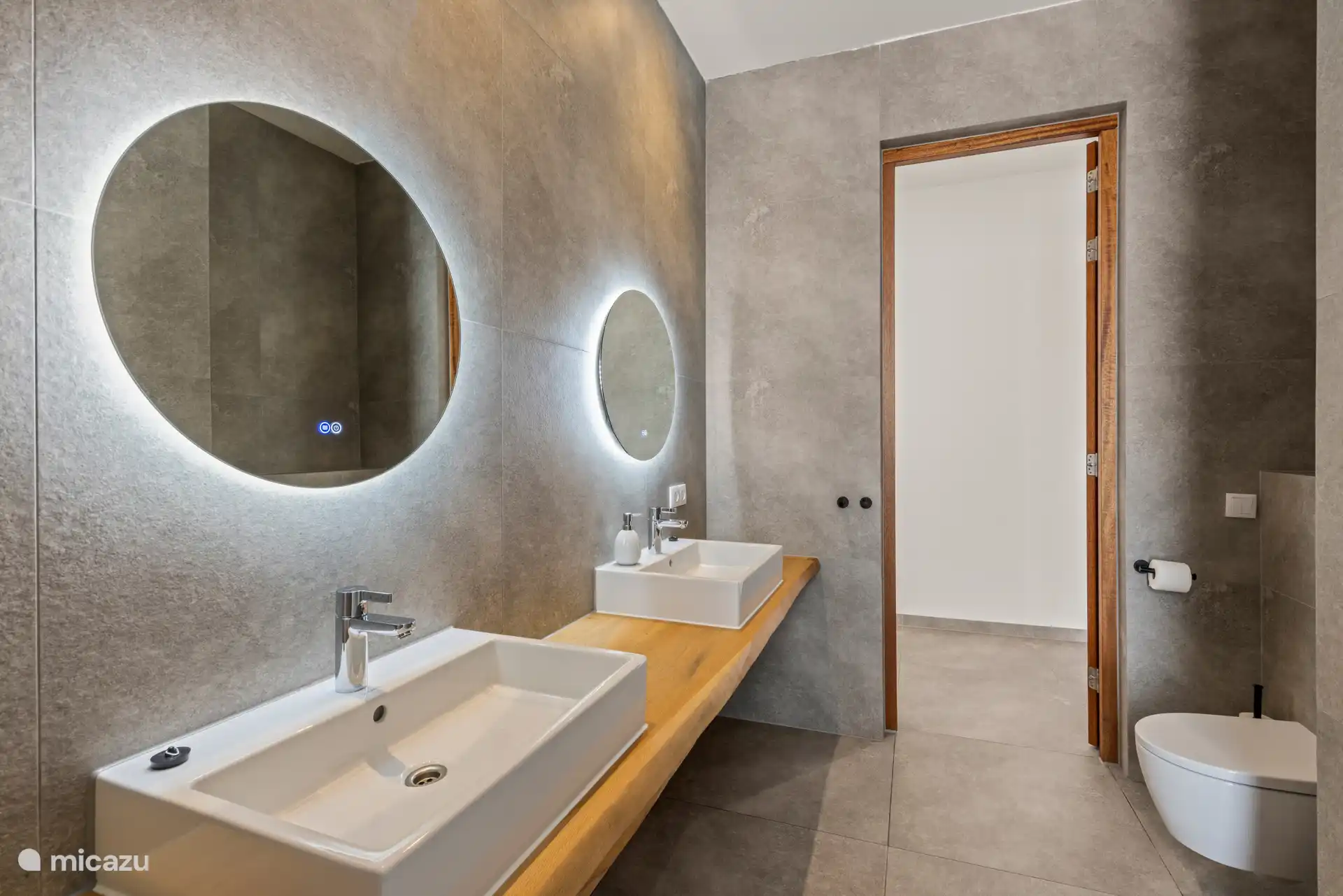 Salle de bain partagée pour les chambres 3 et 4 au rez-de-chaussée.  