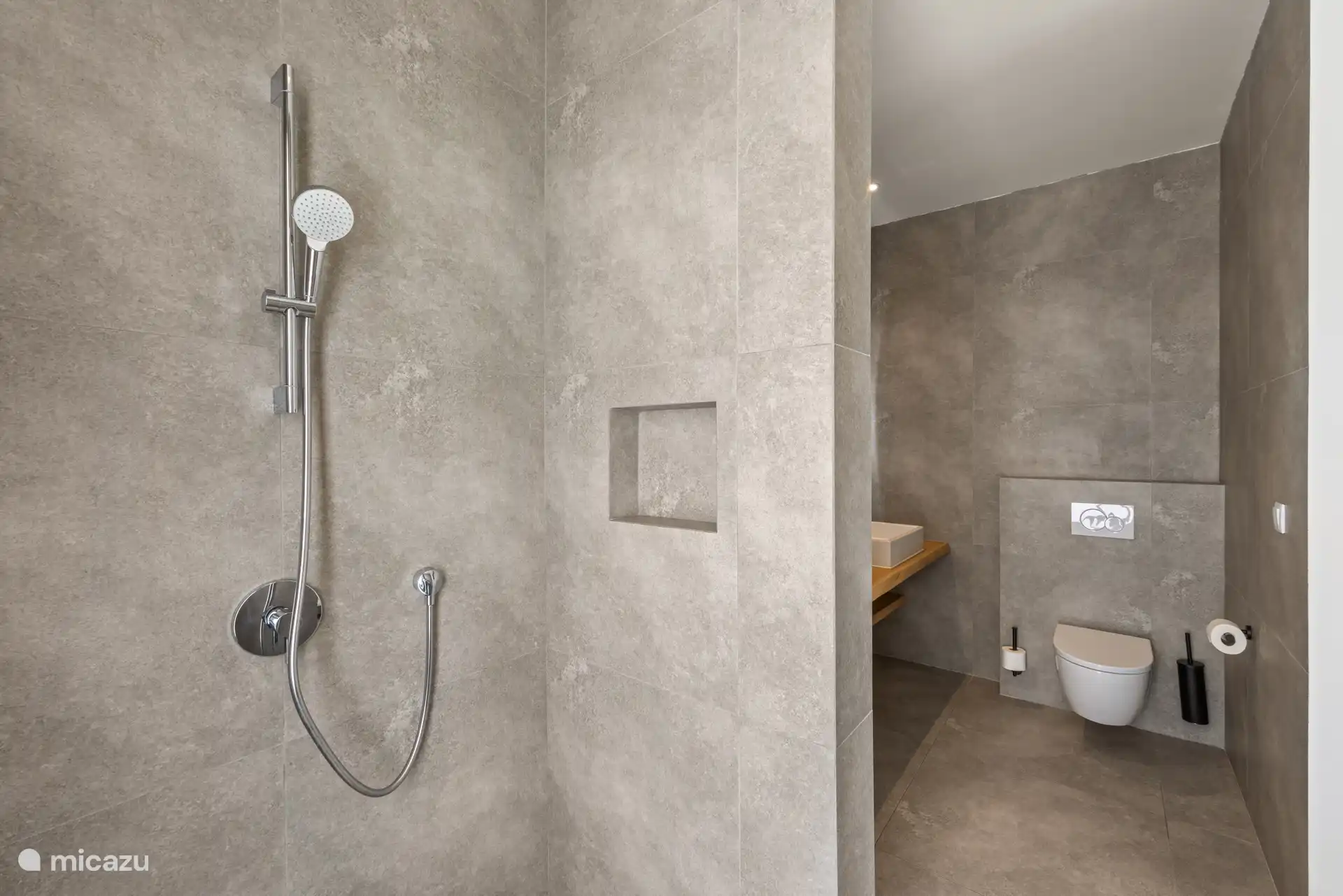Salle de bain moderne et entièrement équipée.
