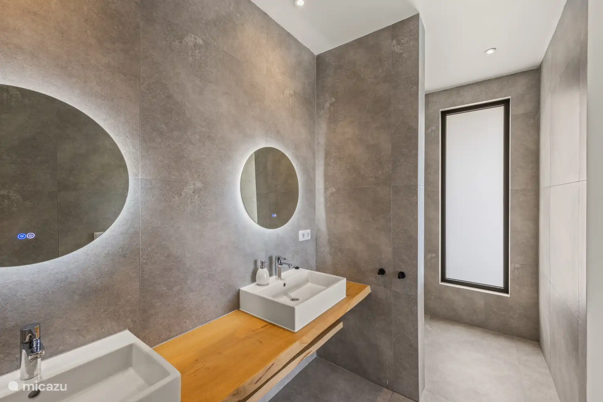 Salle de bain moderne et entièrement équipée.