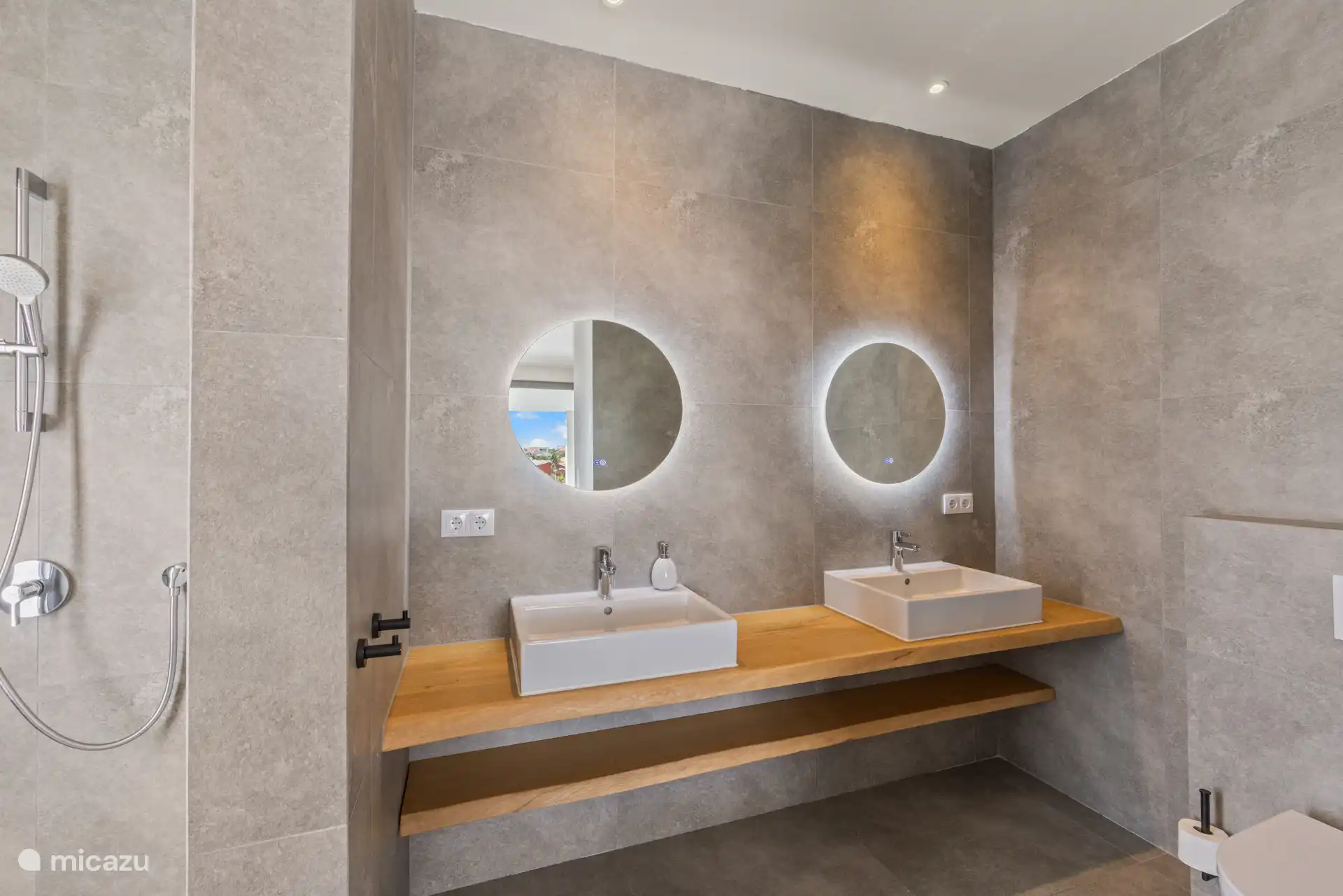 Salle de bain moderne et entièrement équipée.