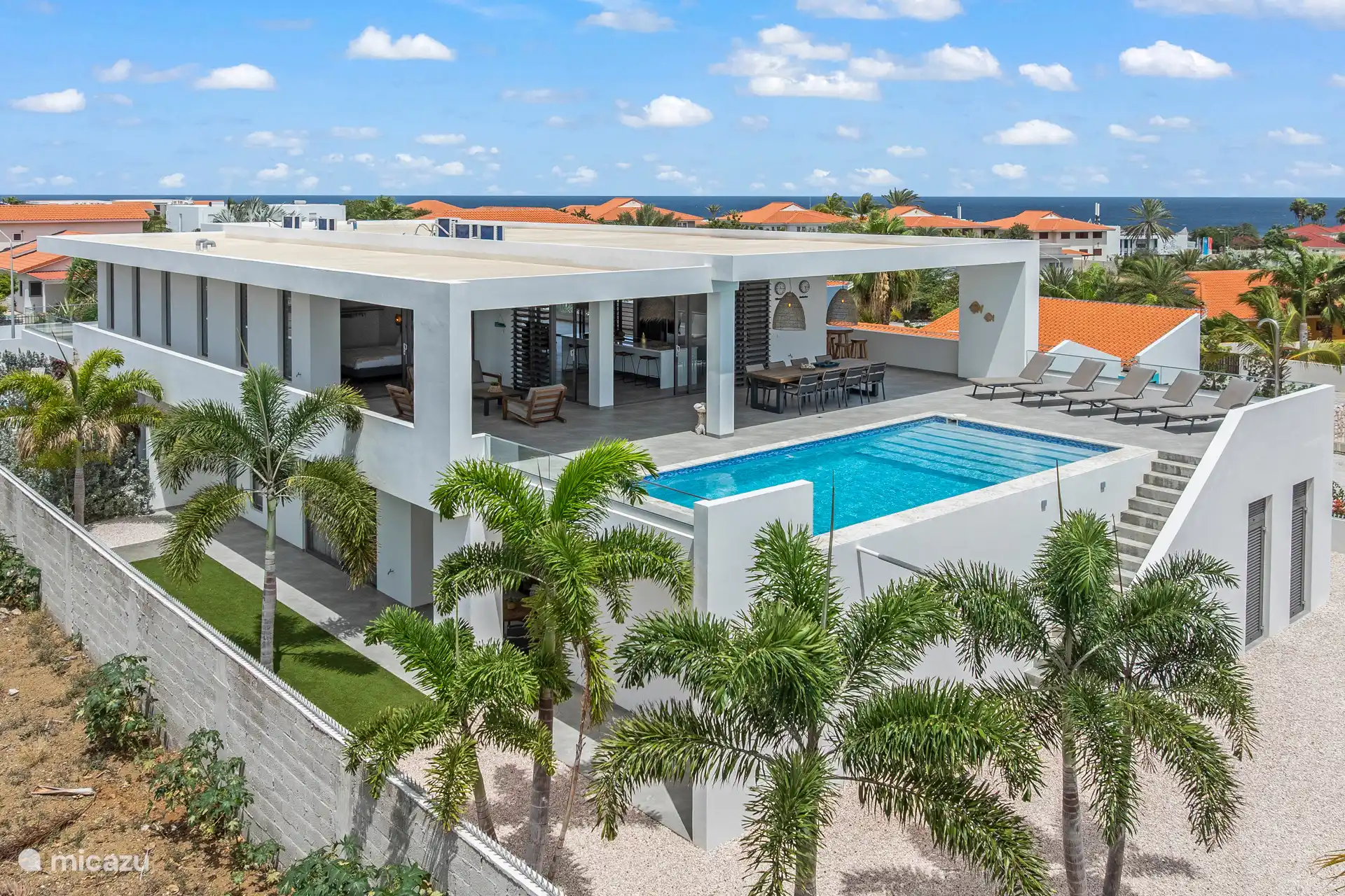 À l’arrière, vous trouverez une piscine privée avec une vaste terrasse.