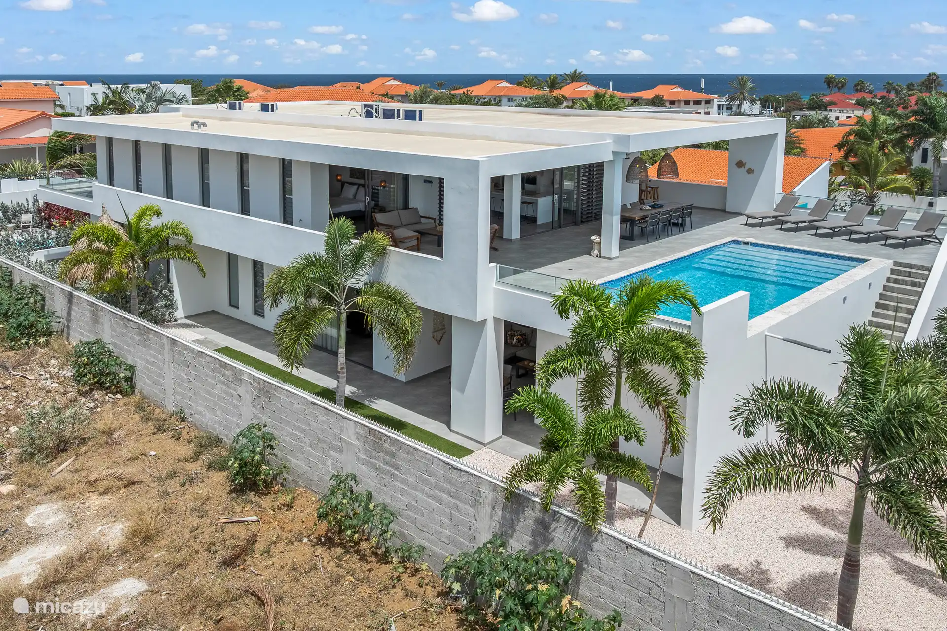 Sous la villa, il y a deux appartements indépendants également loués.