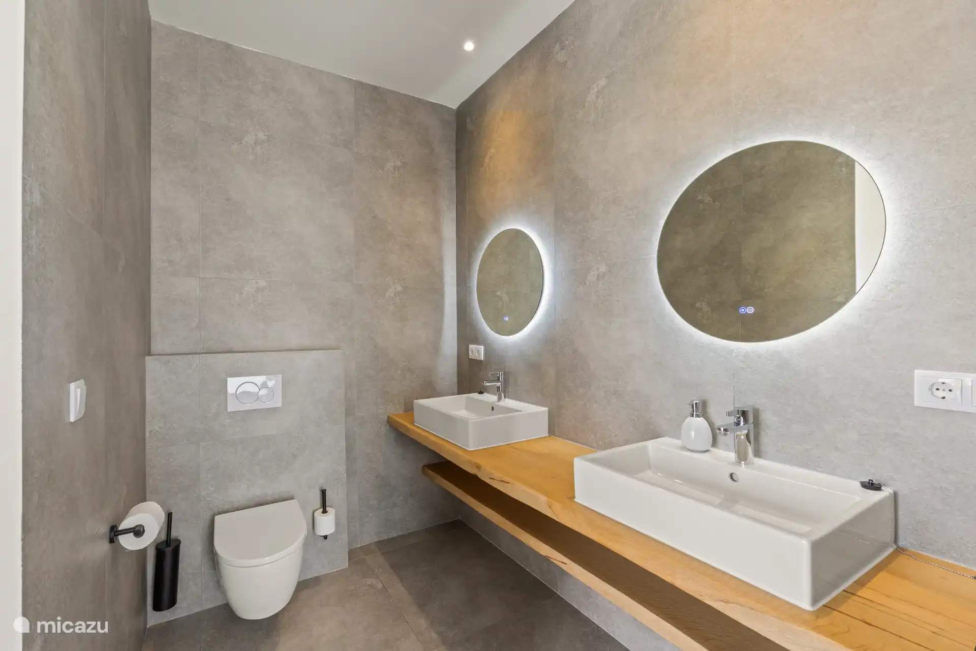 Les deux chambres au rez-de-chaussée ont toutes deux une salle de bain attenante pour plus d’intimité.