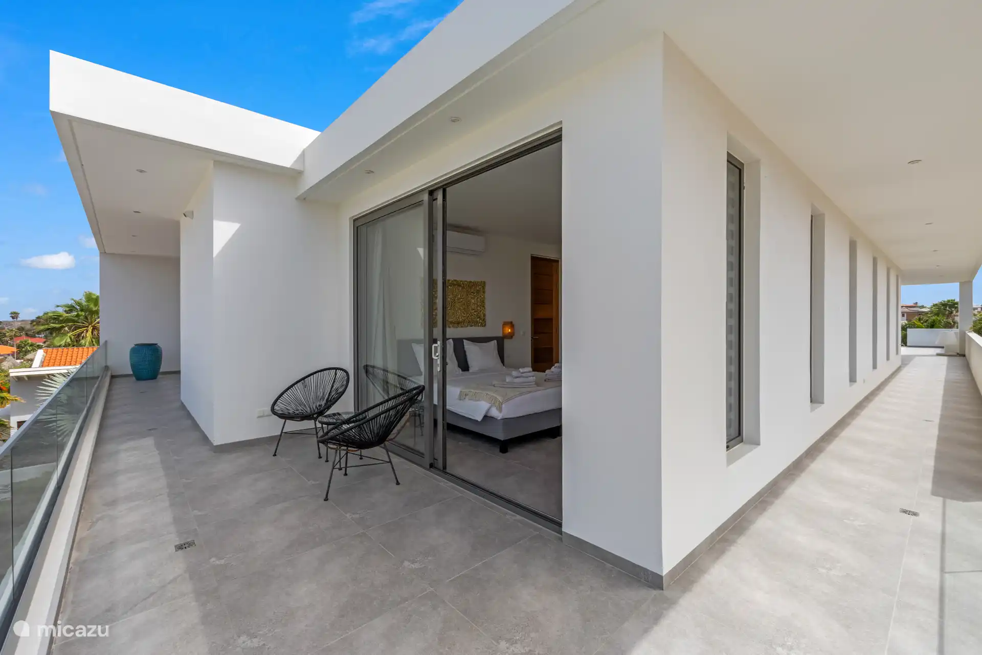 Les deux chambres du premier étage possèdent de grandes portes coulissantes avec un accès direct au balcon.