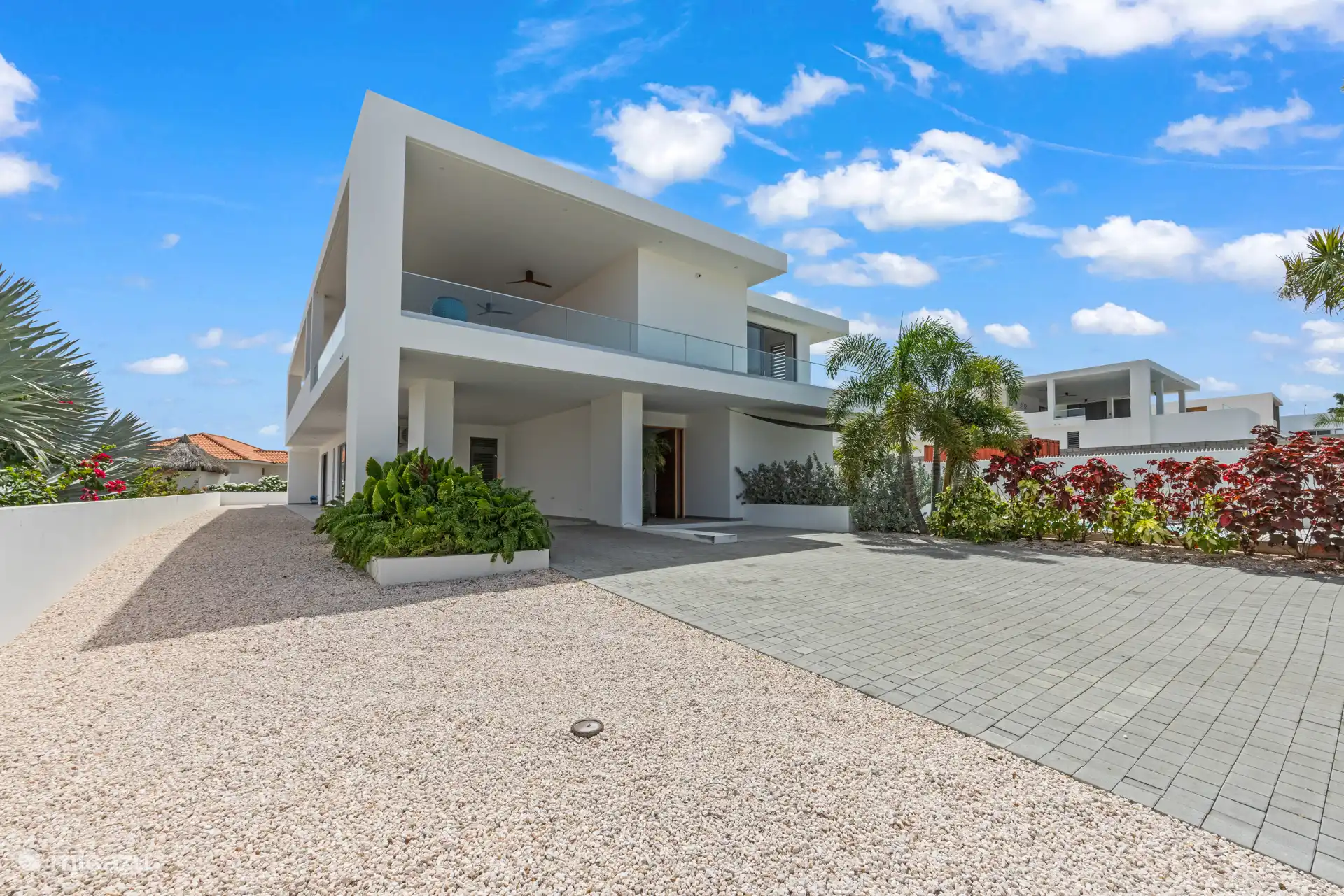 La villa et les appartements utilisent la même allée.