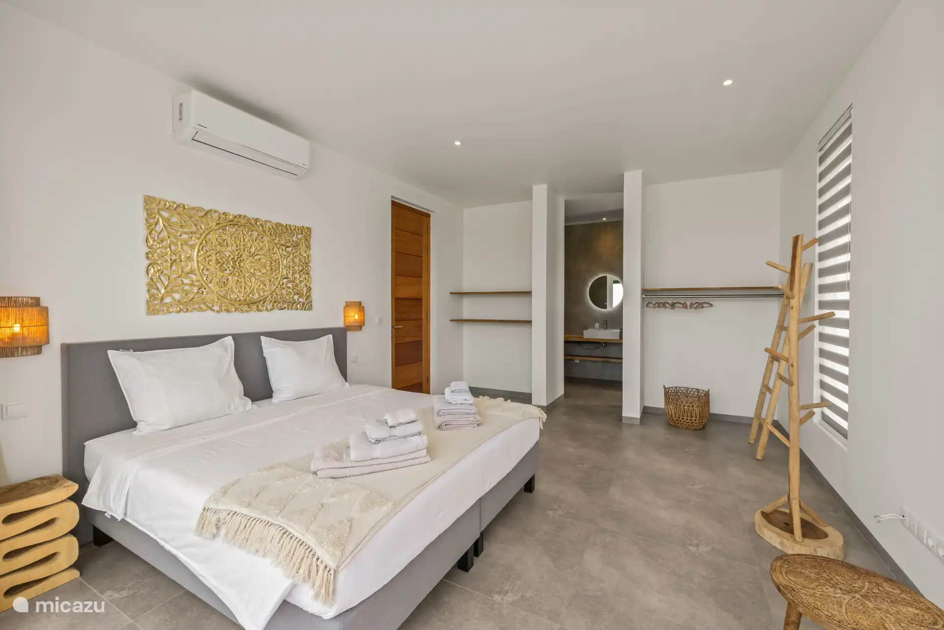 La villa peut accueillir jusqu’à 8 personnes et dispose de quatre chambres élégantes, chacune équipée d’un lit double et de la climatisation.