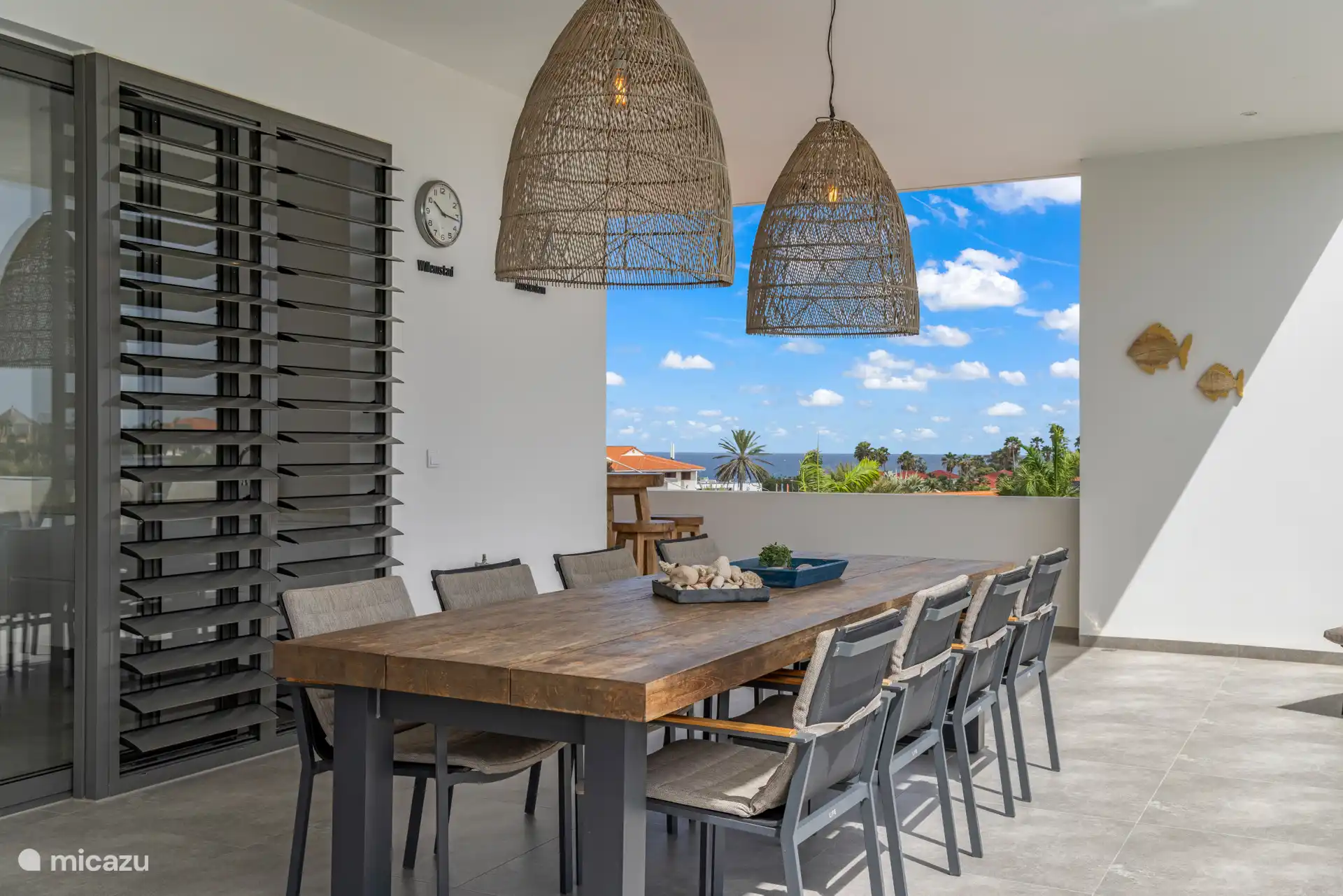 Grande table à manger pour 8 personnes.