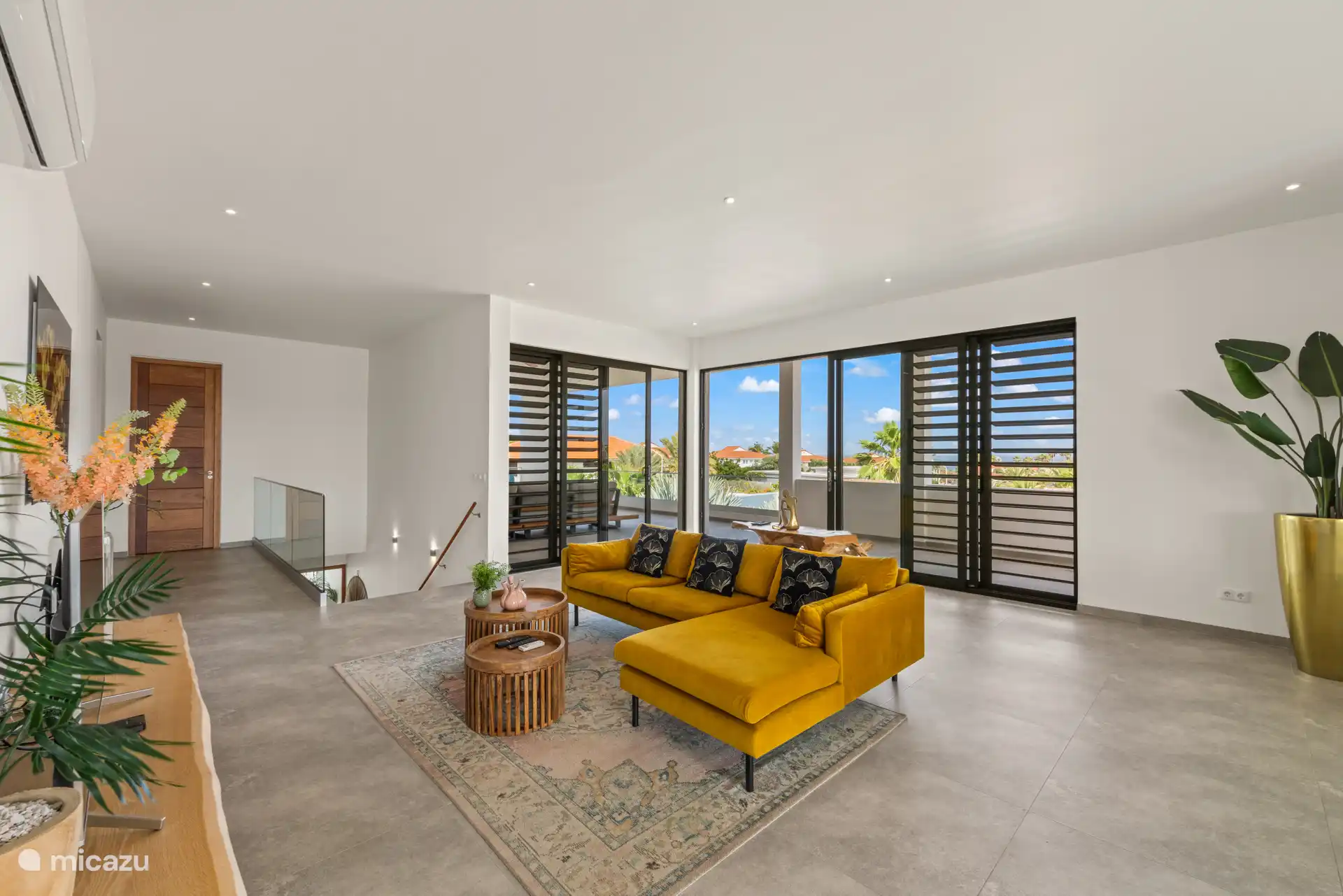 À l’intérieur, la villa a une ambiance moderne, mais chaleureuse et attrayante.