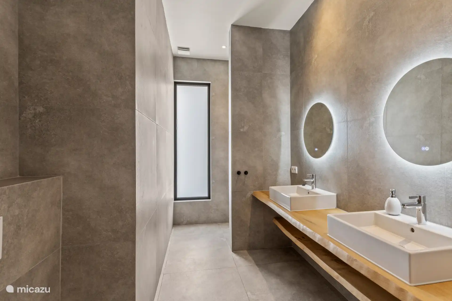 Salle de bain partagée pour les chambres 3 et 4 au rez-de-chaussée.  