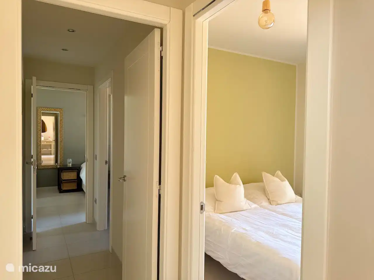 Slaapkamer 1 met twee bedden die zowel los als vast staan.