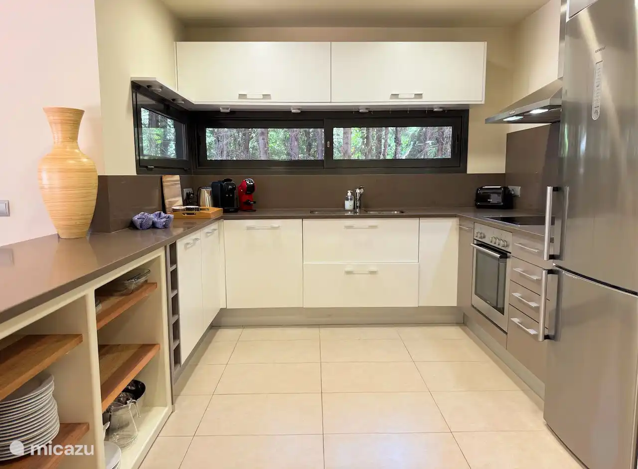 Keuken met ook een uitgebreid kleininventaris.