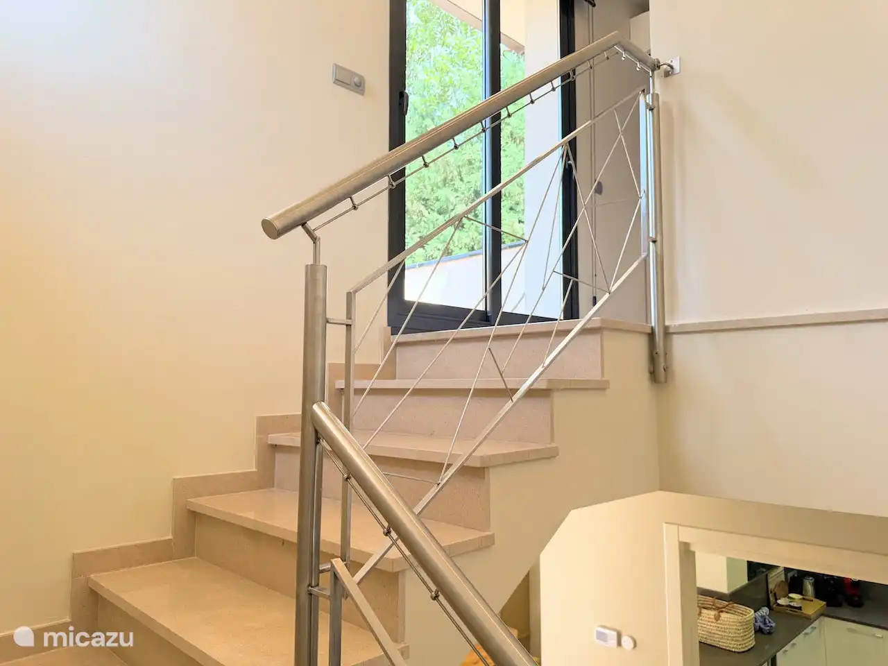 Trap naar boven naar de grootste slaapkamer en suite van Villa Juno