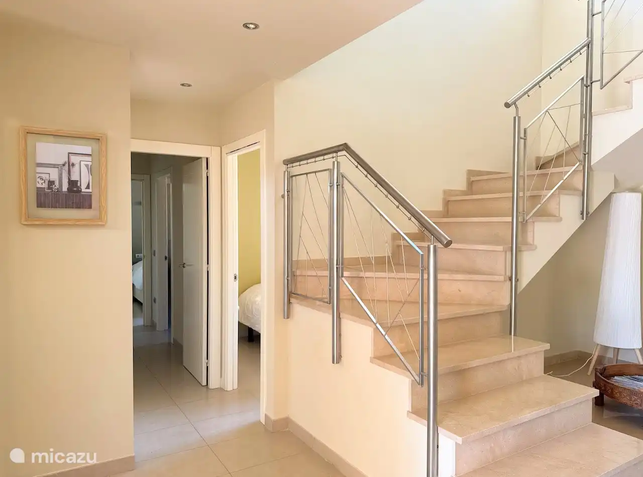 Doorkijk naar de slaapkamers, trapgat naar de master-bedroom naar boven.