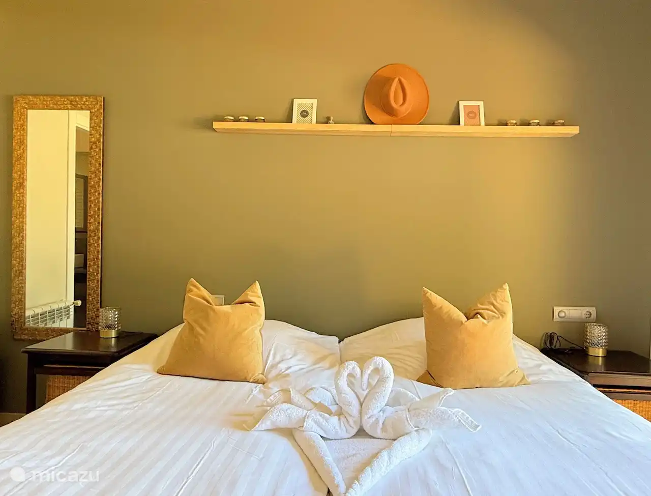 Master-bedroom en suite met twee luxe hästens boxspring bedden.