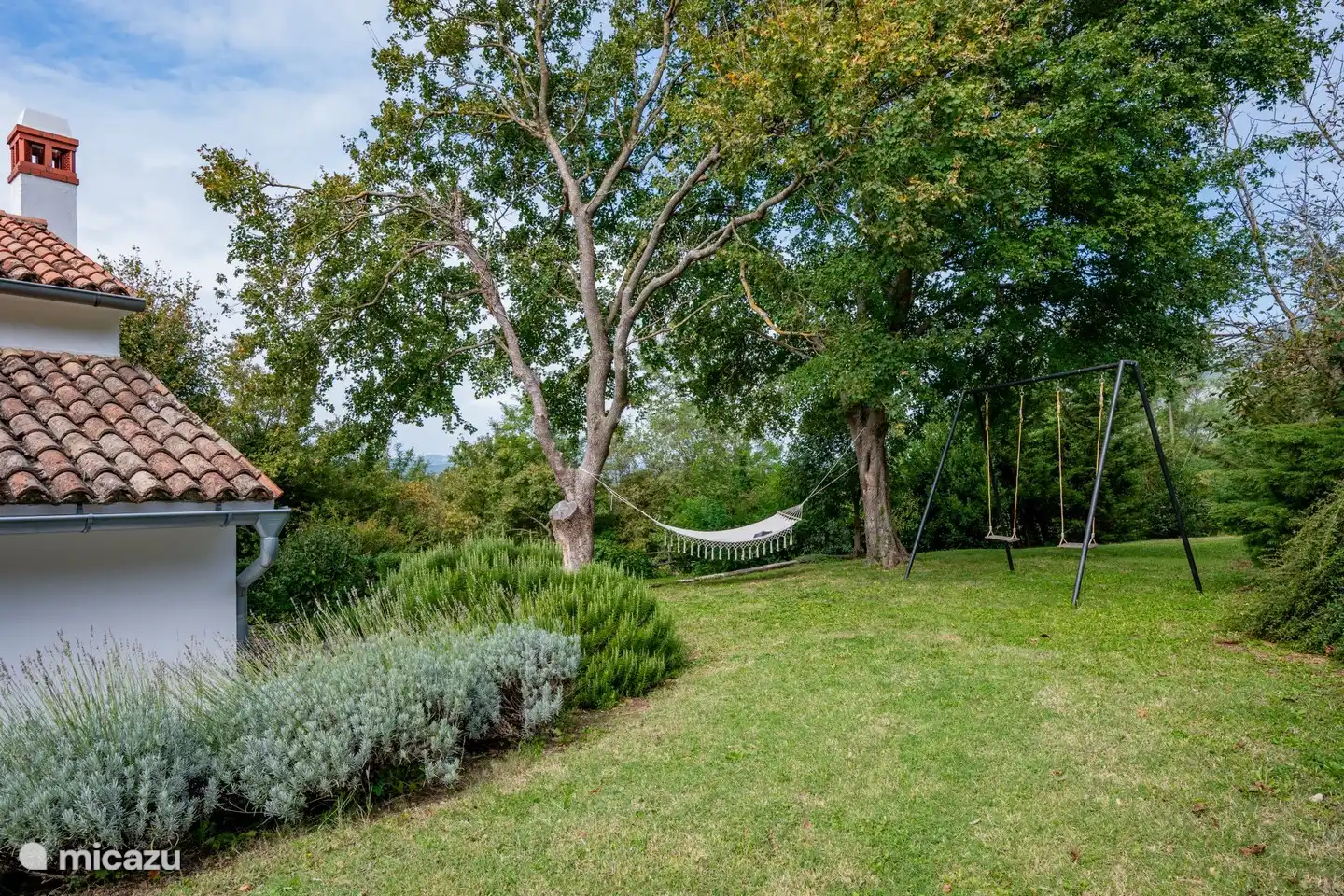 Jardín con columpios