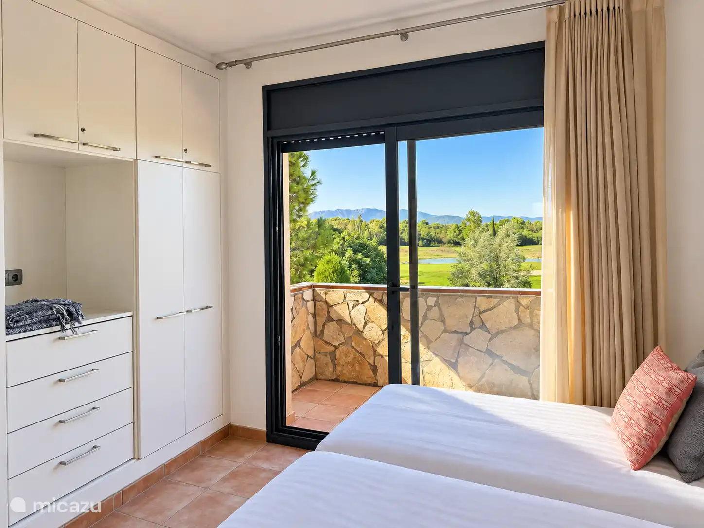 slaapkamer 3 met balkon en mooi uitzicht