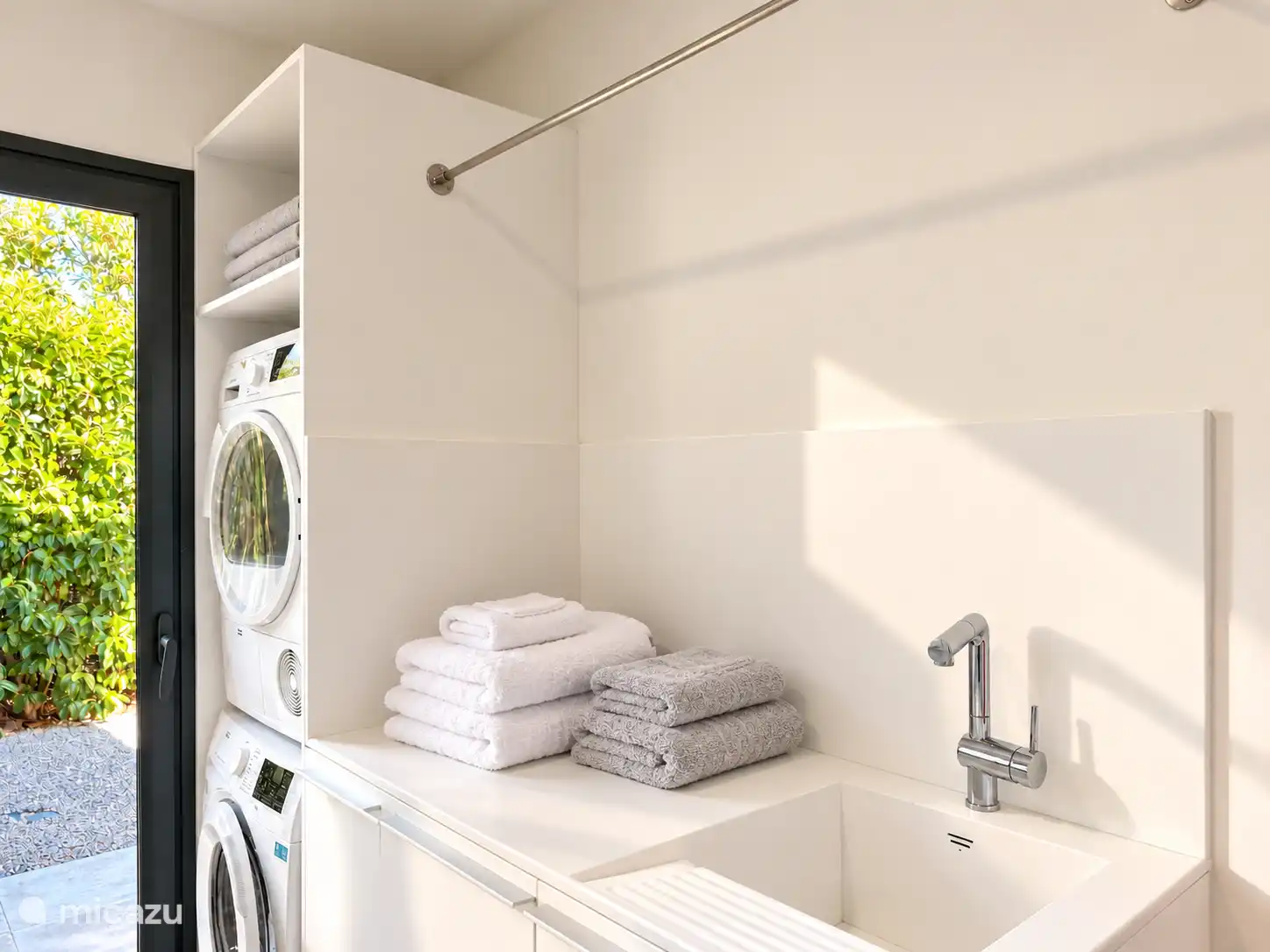Wasruimte met wasmachine & droger
