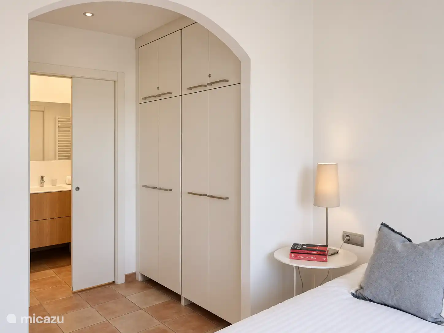 op slaapkamer 1 een eigen garderobe en badkamer