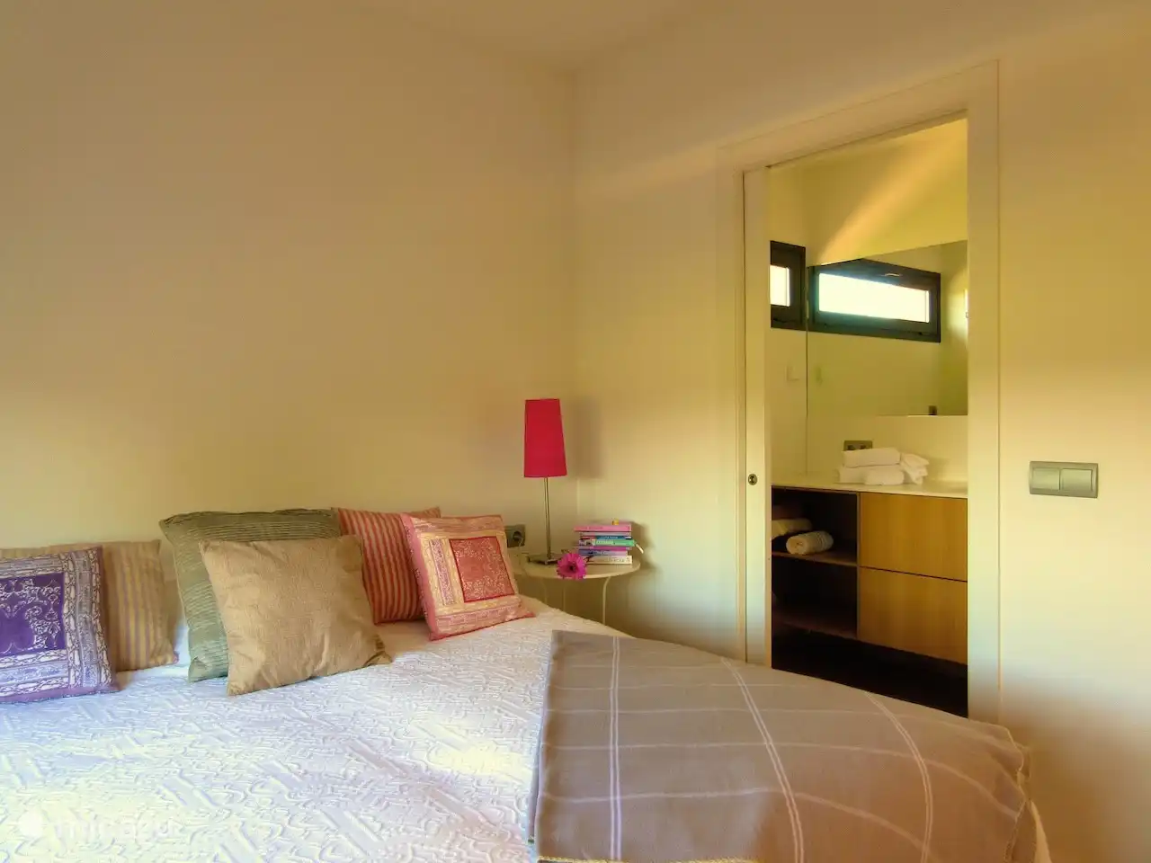 Eerste slaapkamer over de verdieping met airco en een eigen badkamer. Er zijn ook garderobekasten.