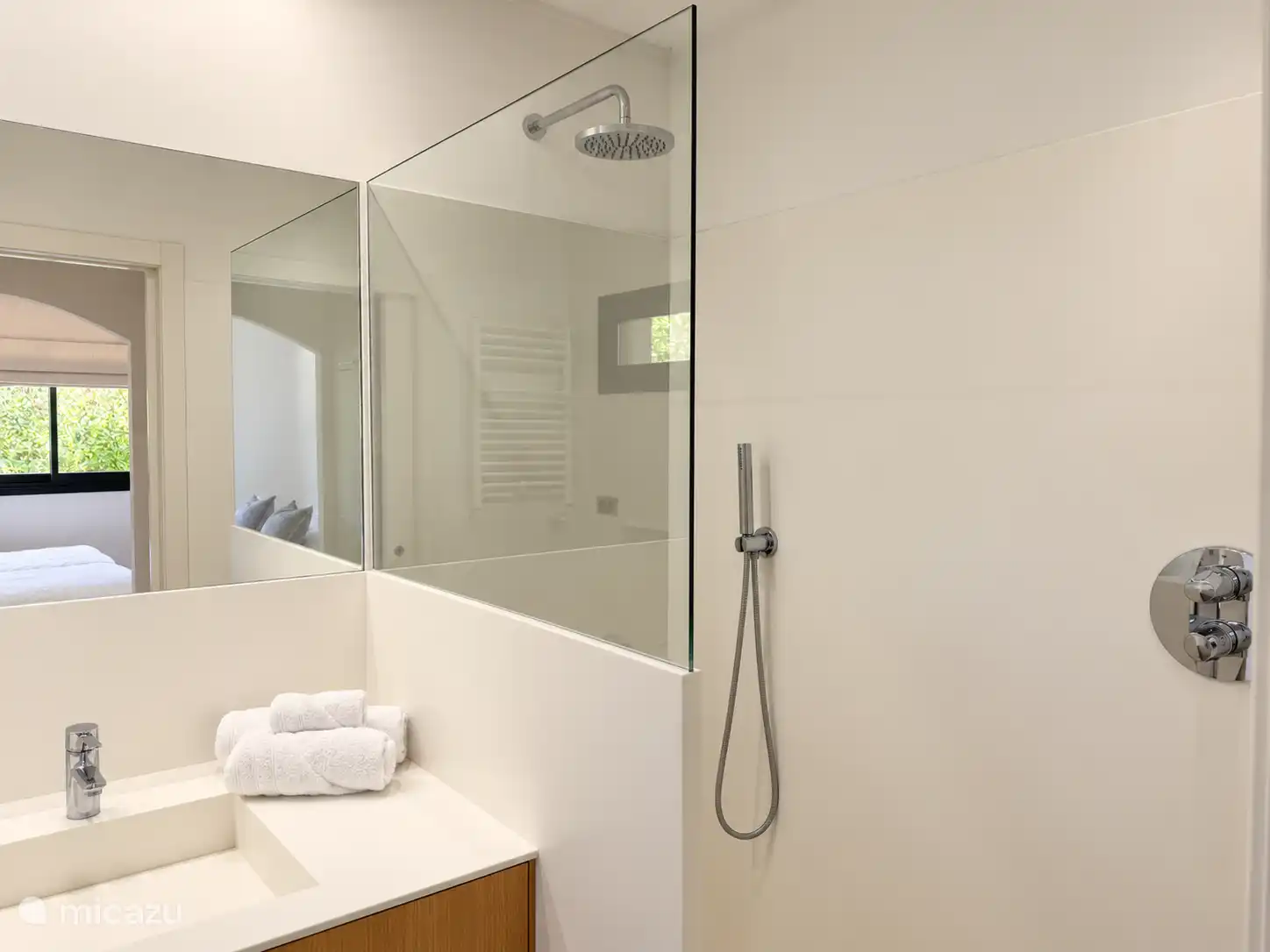 badkamer met inloopdouche, toilet en wasmeubel