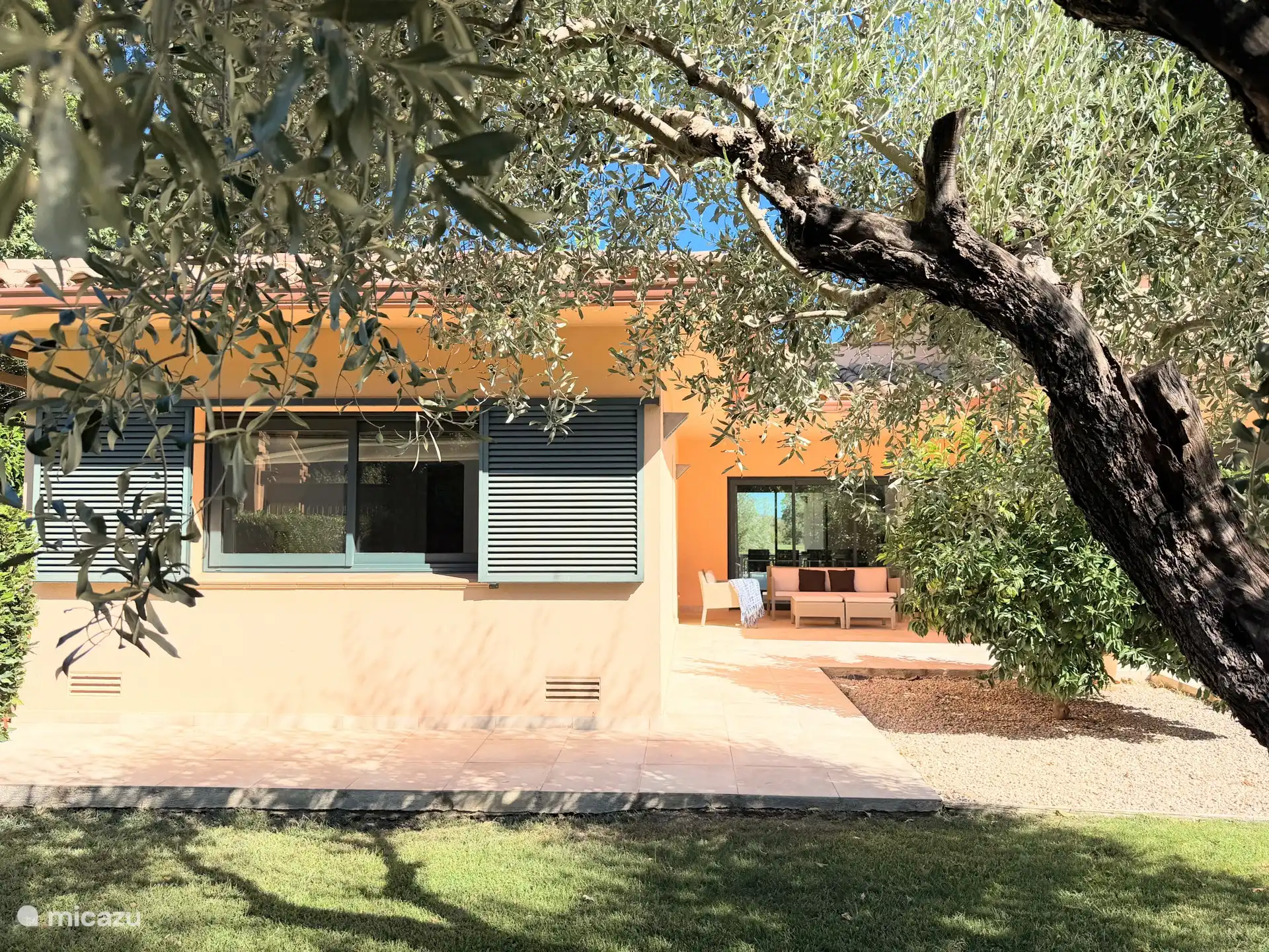 voorkant villa met ook terras