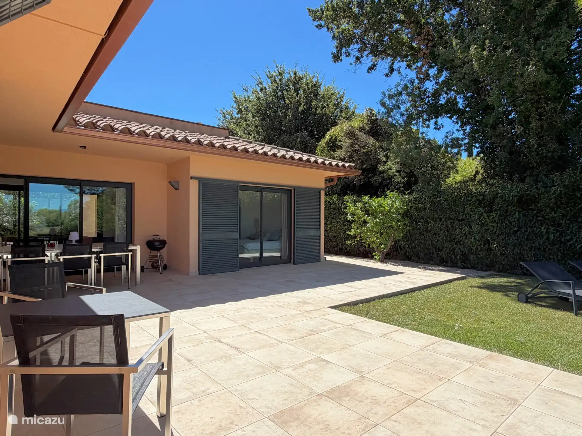 zijterras van de villa bij de slaapkamer