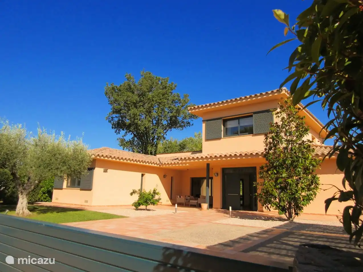 Entree villa Zarza op Torremirona.