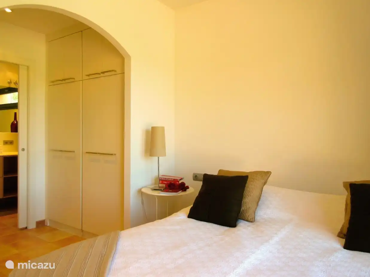 Slaapkamer met airco, 2 bedden, garderobe en eigen badkamer. Deze kamer heeft ook een terras.