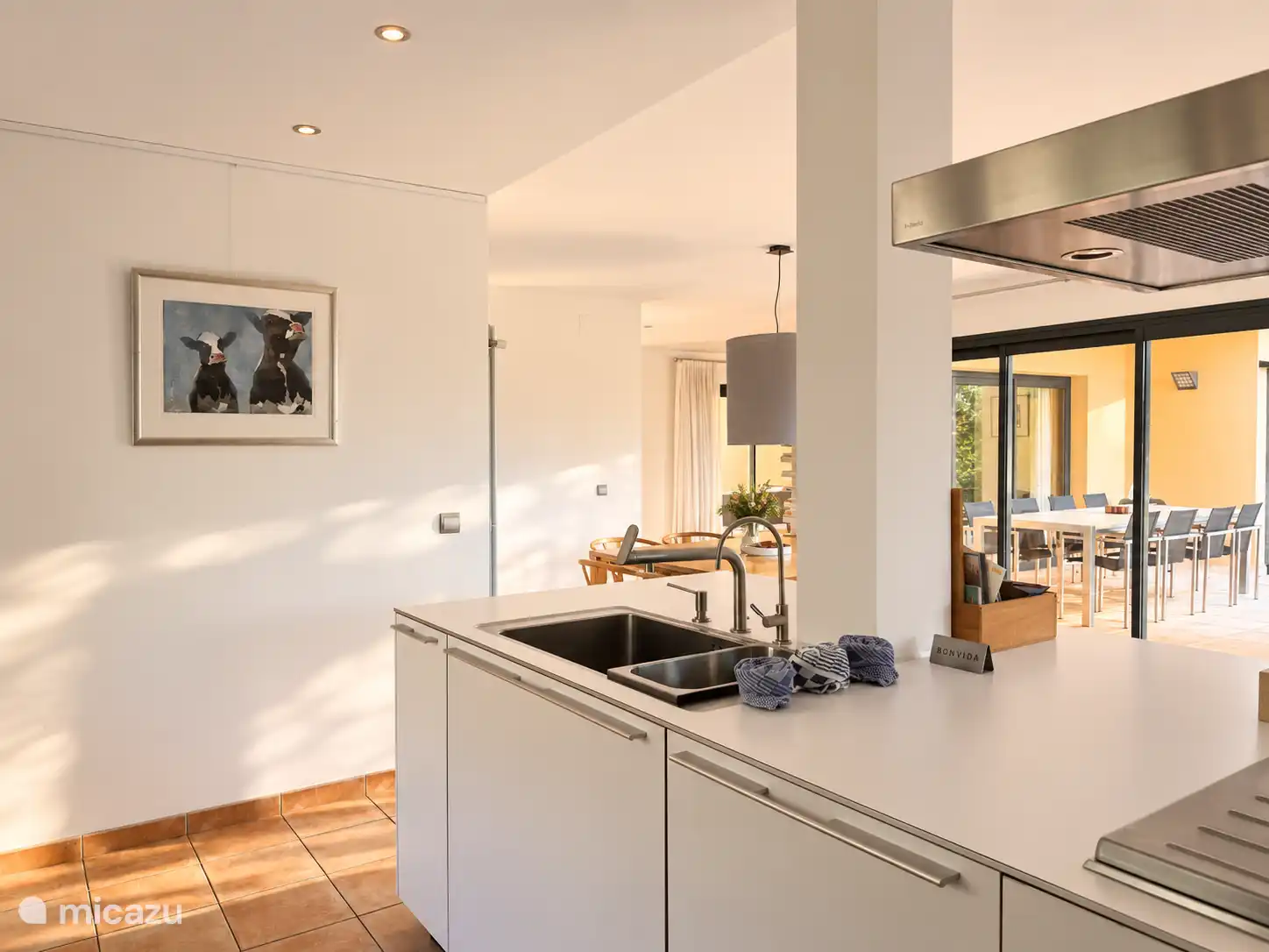 keuken, doorkijk naar de woonkamer