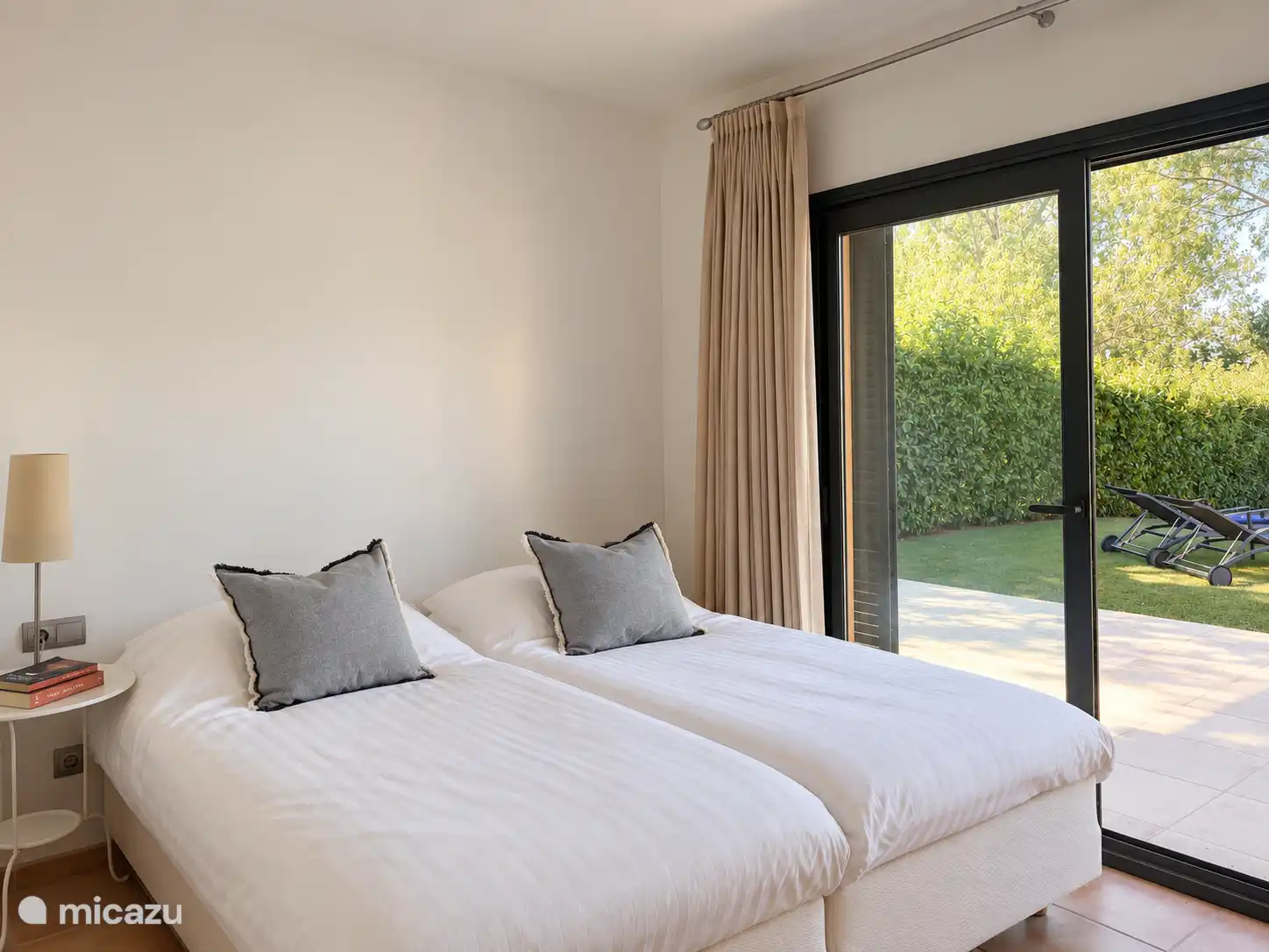slaapkamer 1 met uitzicht op de tuin