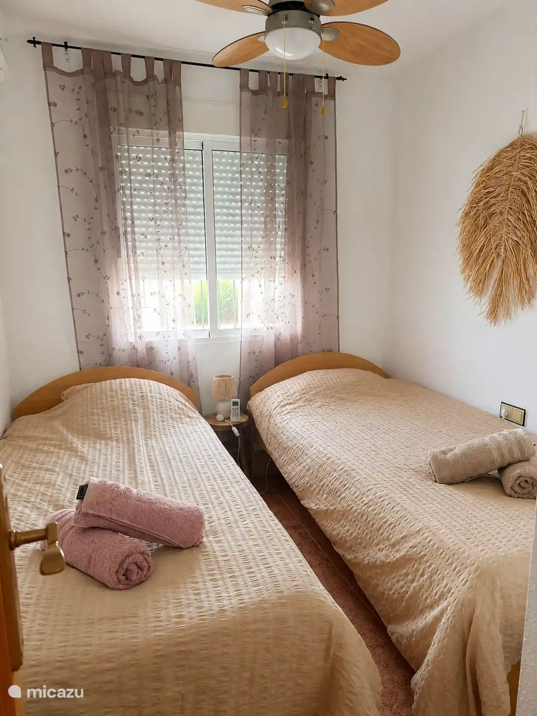 Slaapkamer voor de kids. Airco aanwezig. Alleen het slaapt heerlijk met alleen de waaier aan...... TIP!