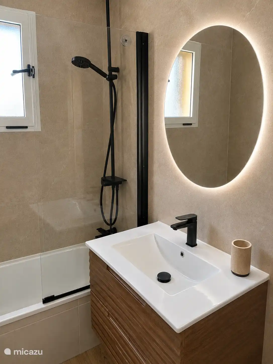 De grote badkamer boven. Voorzien van een toilet,  bad/ douche & spiegel met verlichting.