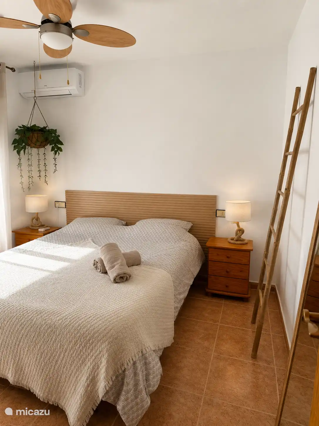 De grootste slaapkamer boven, naast de grote badkamer. De kamer heeft een eigen schuifpui naar het terras van 16m2. Met een gezellig koffie hoekje.
