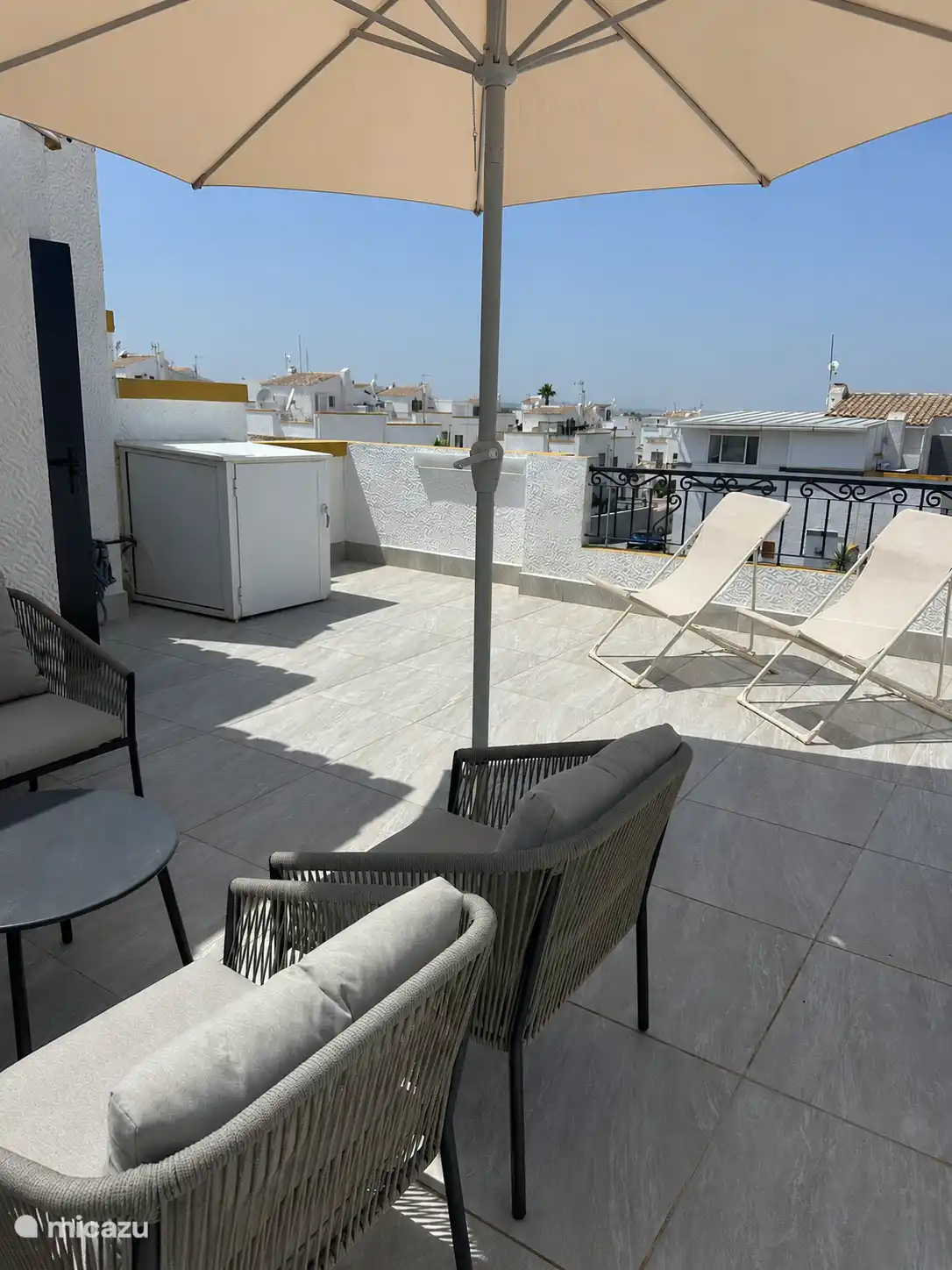 Het solarium om heerlijk te bakken. In de zomer kan het enorm warm zijn.