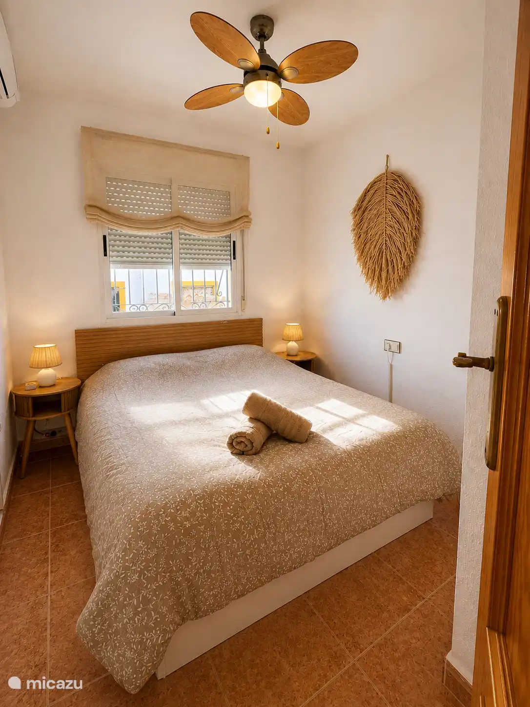 De slaapkamer beneden. Bed is 150x190. Het matras is stevig tot hard. De rugpijn van Glenda is weg na 3 weken slapen op dit bed. 

Het slaapt heerlijk met alleen de waaier aan...... TIP!